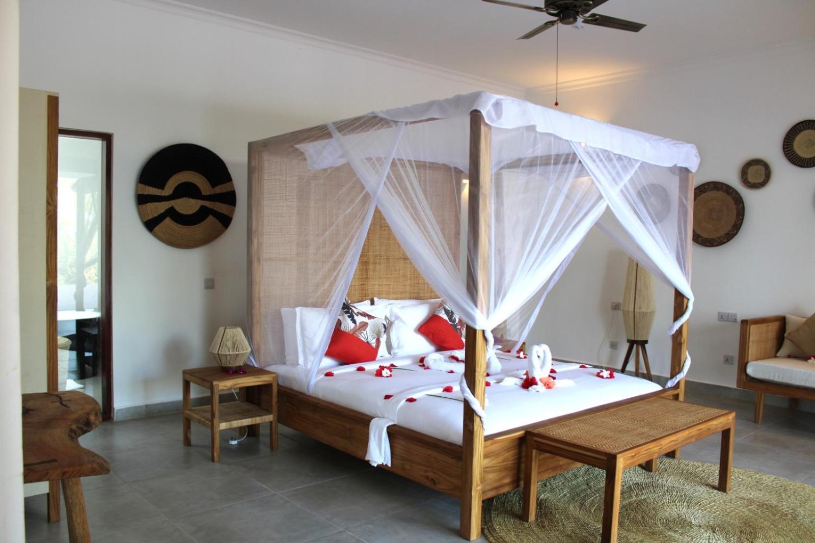 Villa with Private Pool - Photo 21