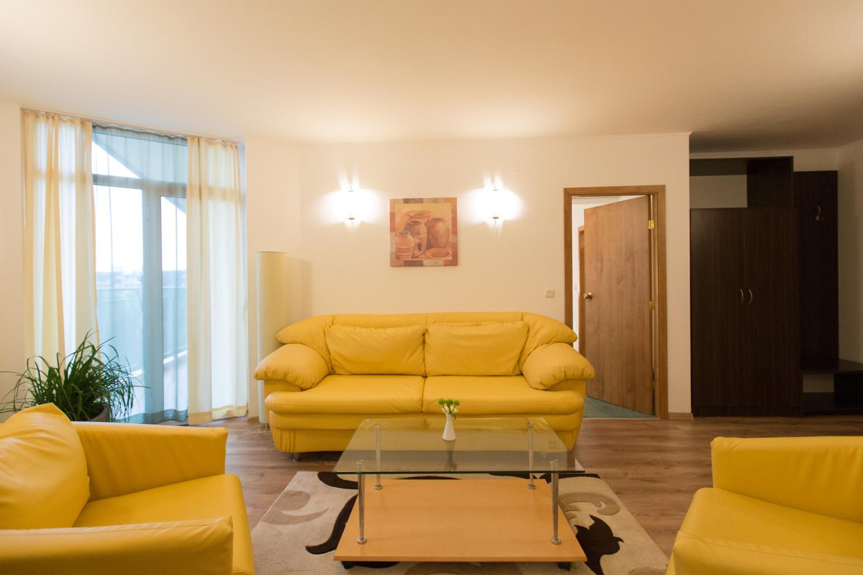 One-Bedroom Apartment Pool or Park View and balcony photo 1