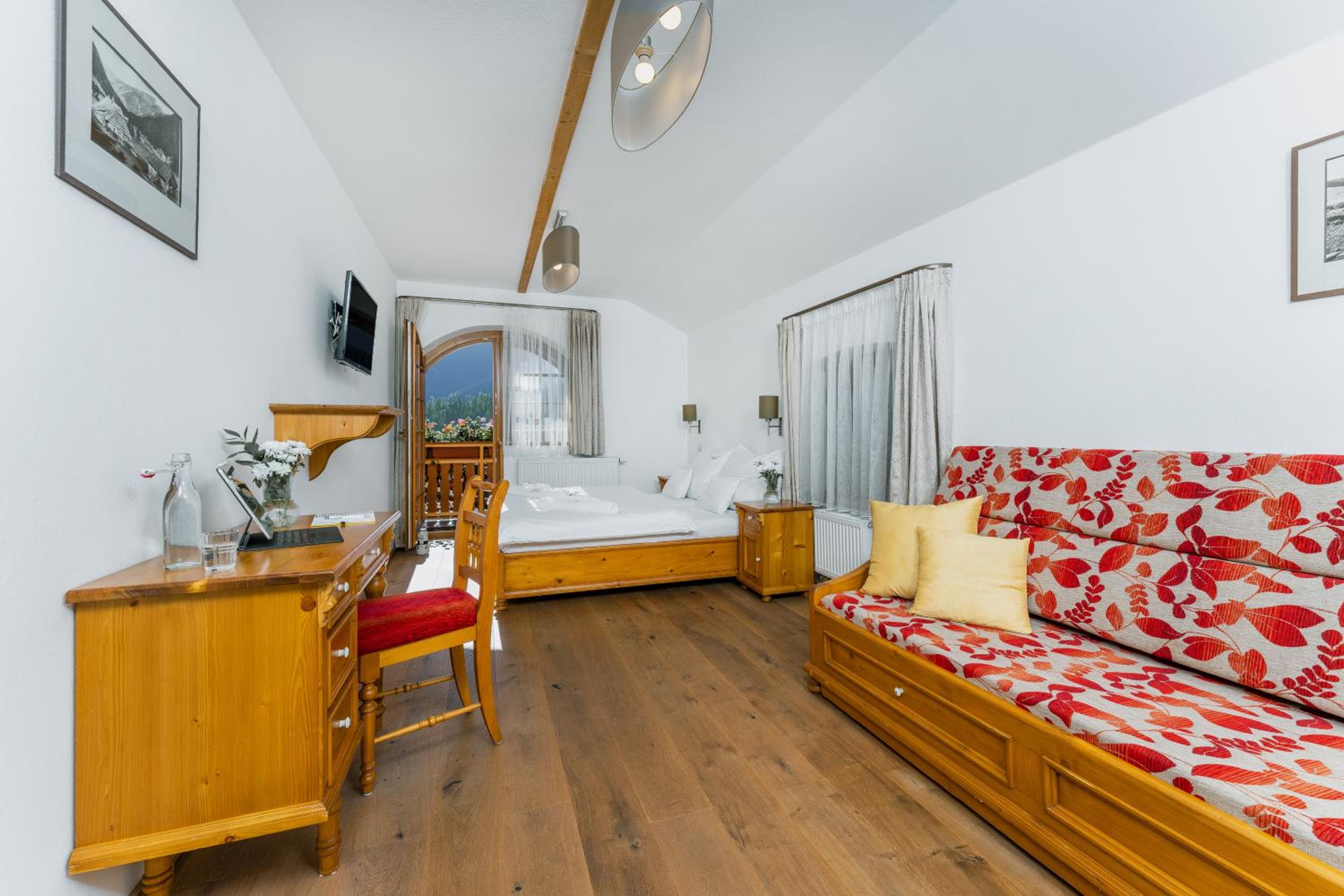 Deluxe Double Room with Balcony photo 3