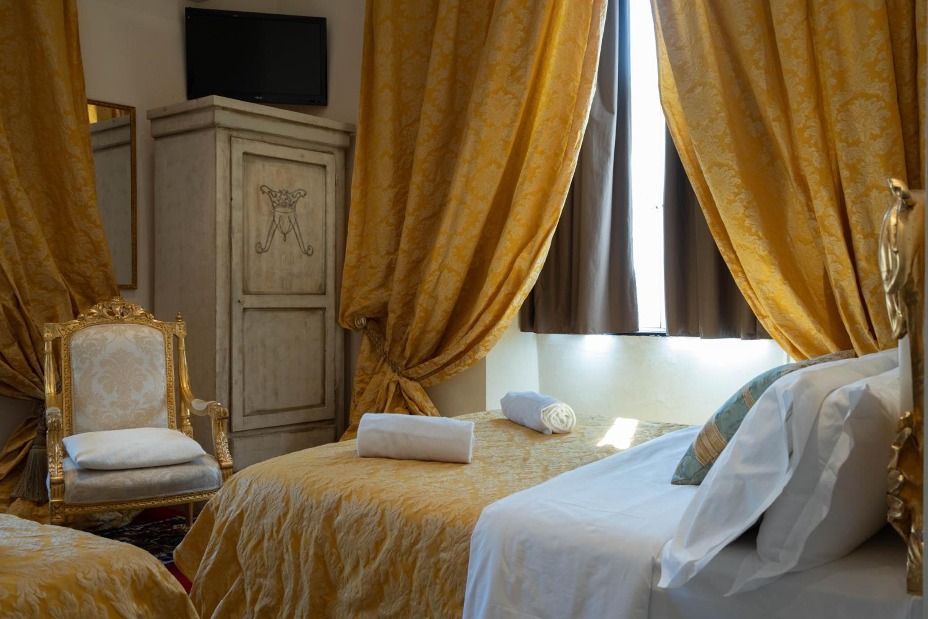 Deluxe Suite - Photo 8