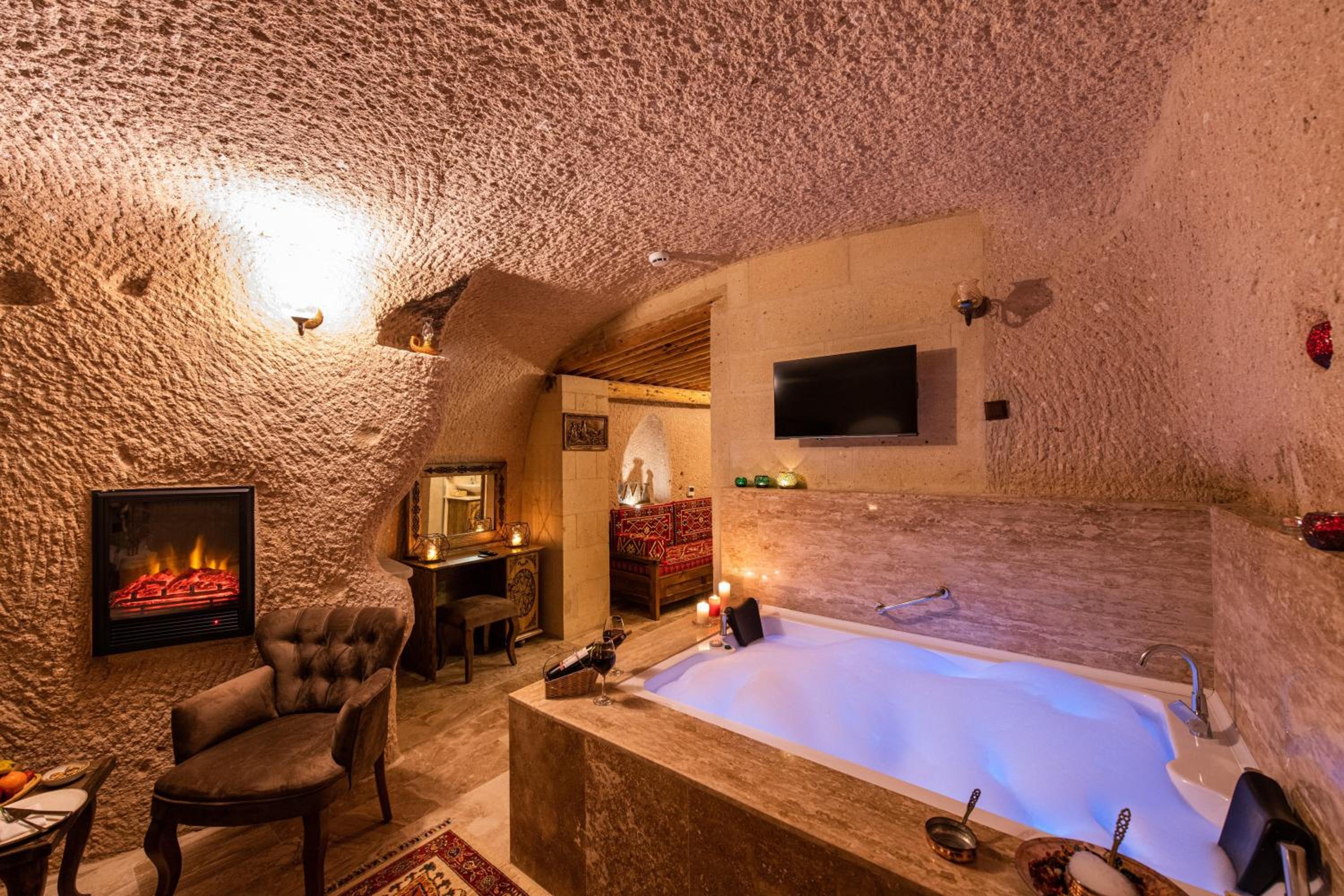 Romantic Cave Suite with Jacuzzi - Photo 3