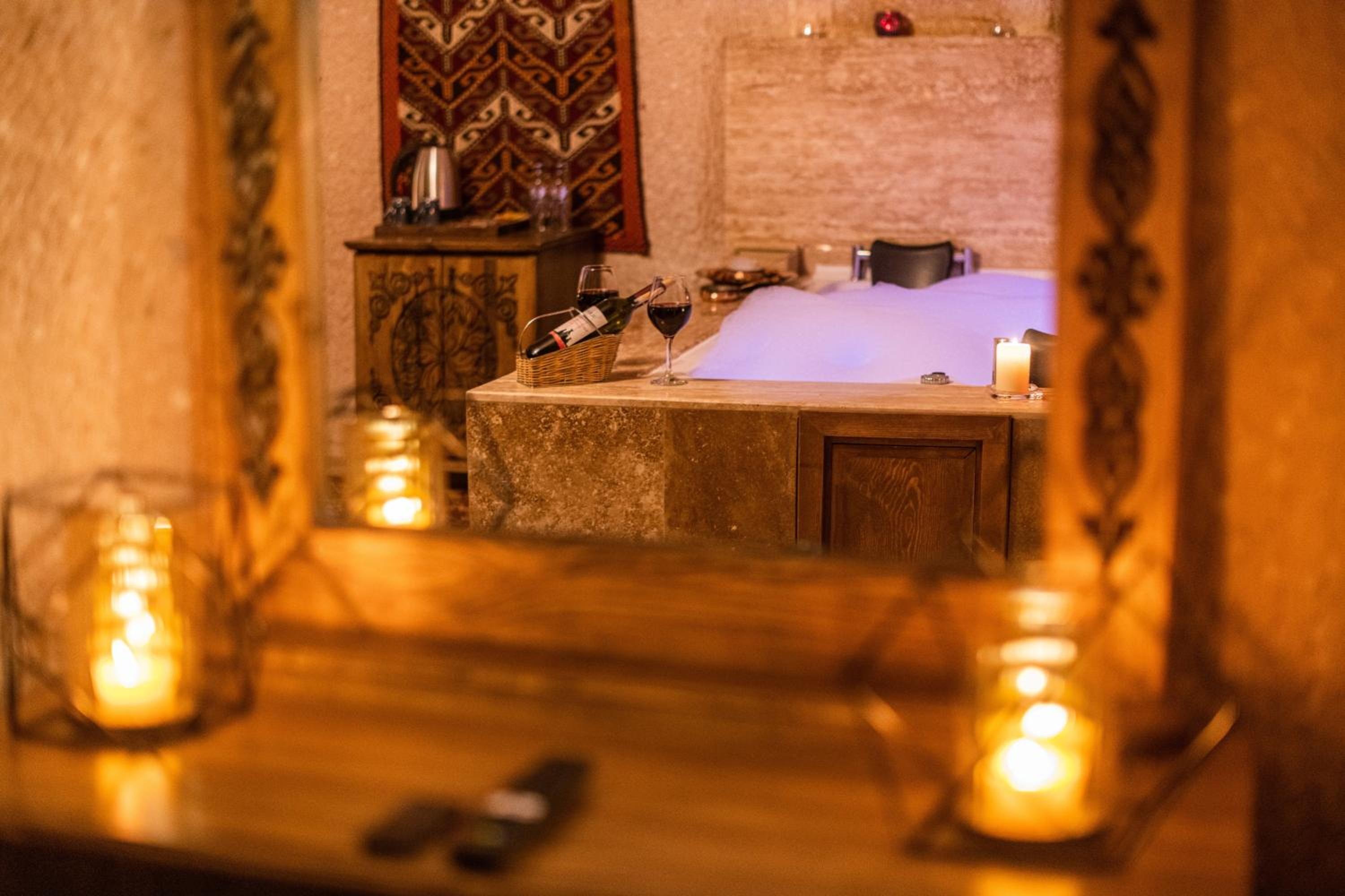 Romantic Cave Suite with Jacuzzi - Photo 2
