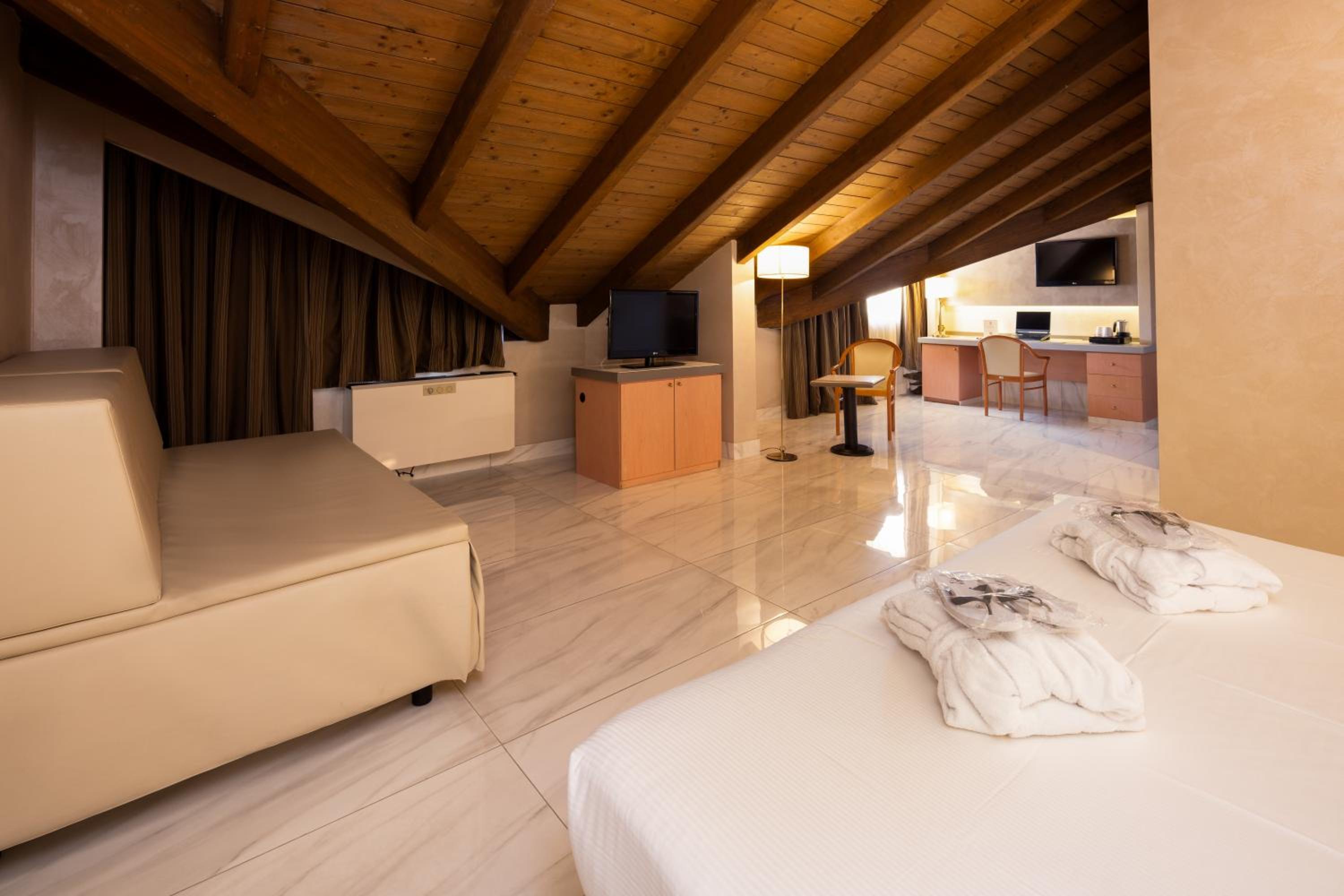 Junior Suite - Non-Smoking - Photo 1