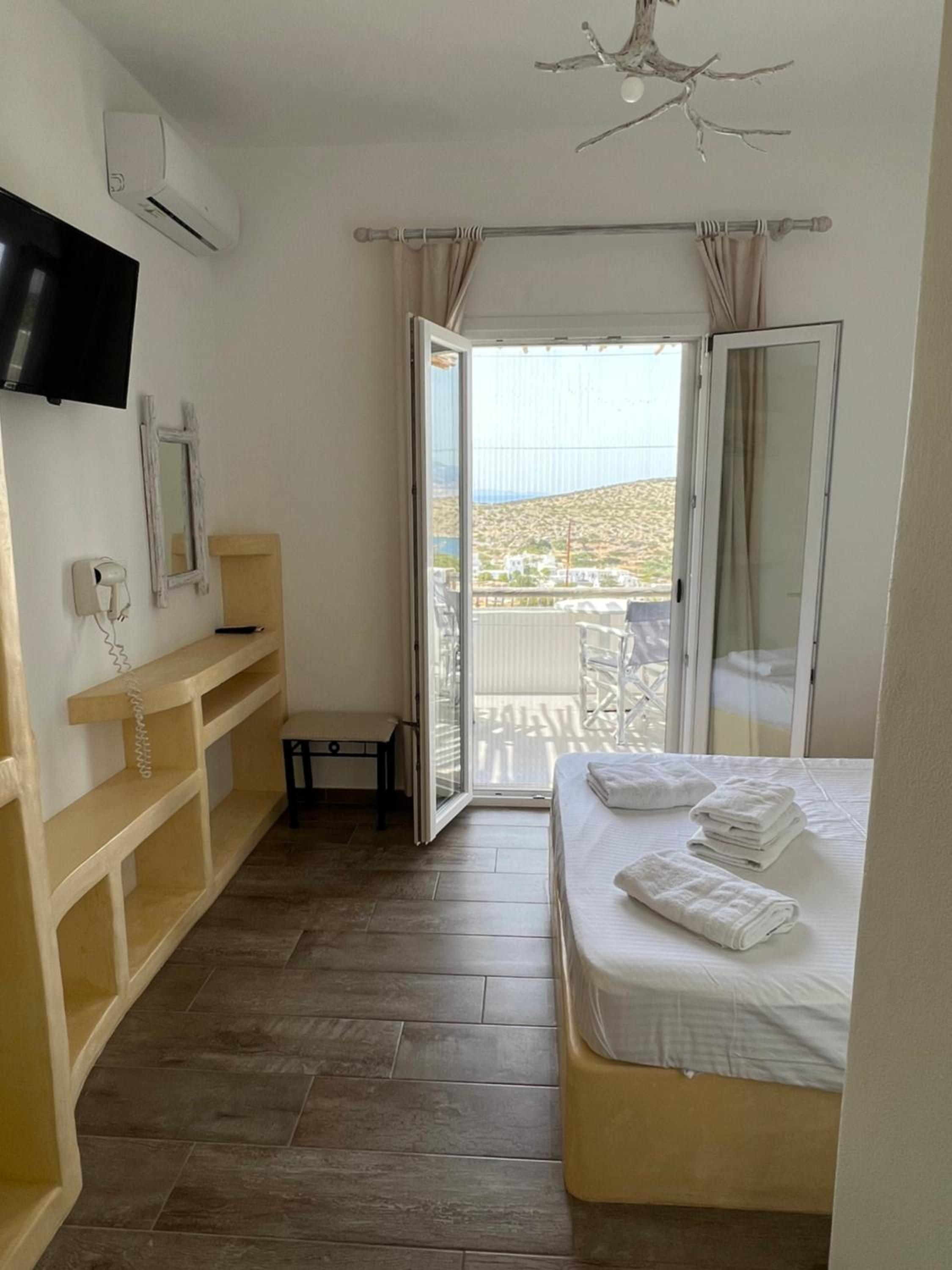 Double Room with Balcony - Photo 8