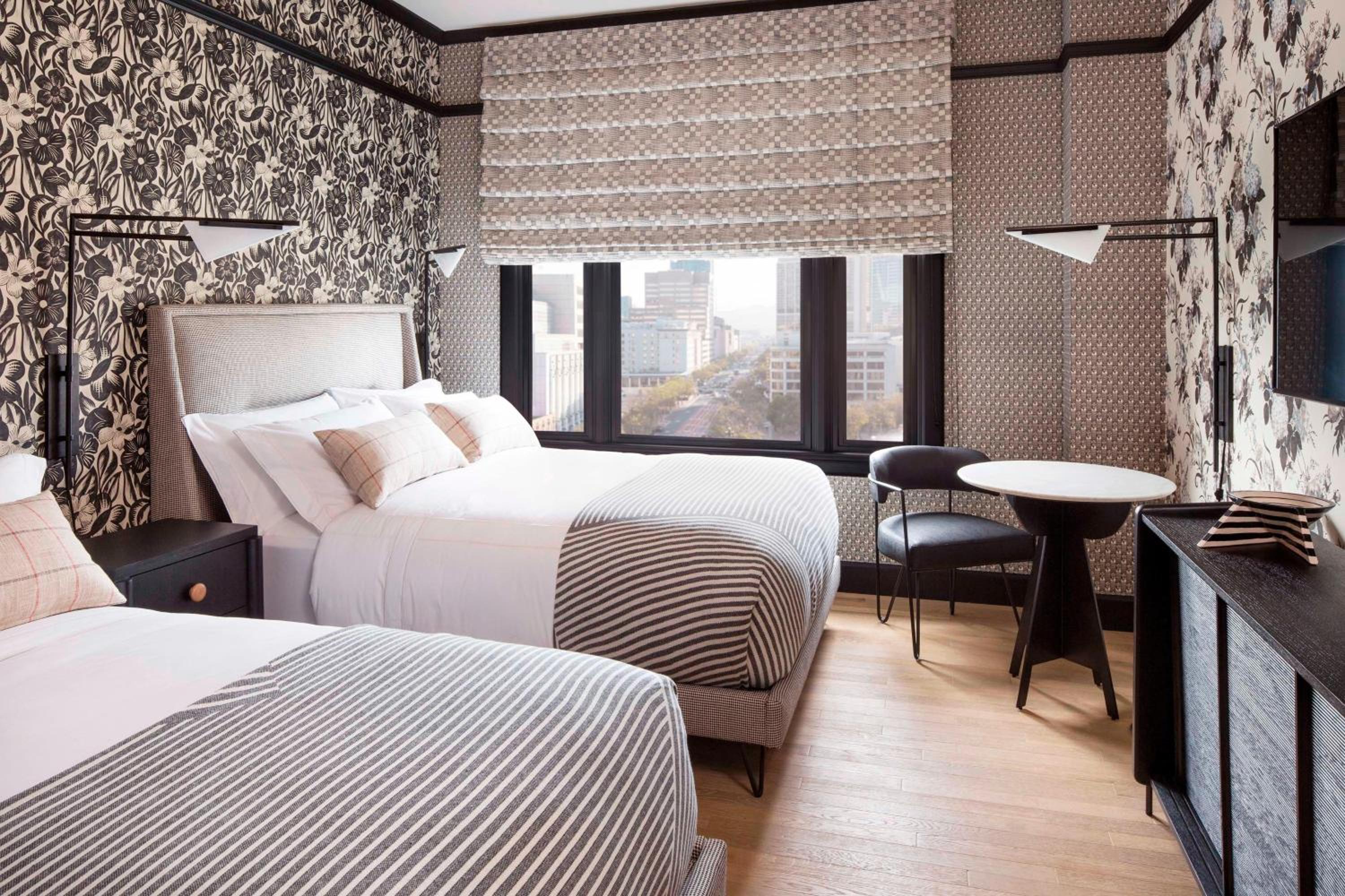 Premier Double Double, Guest room, City view - Photo 4