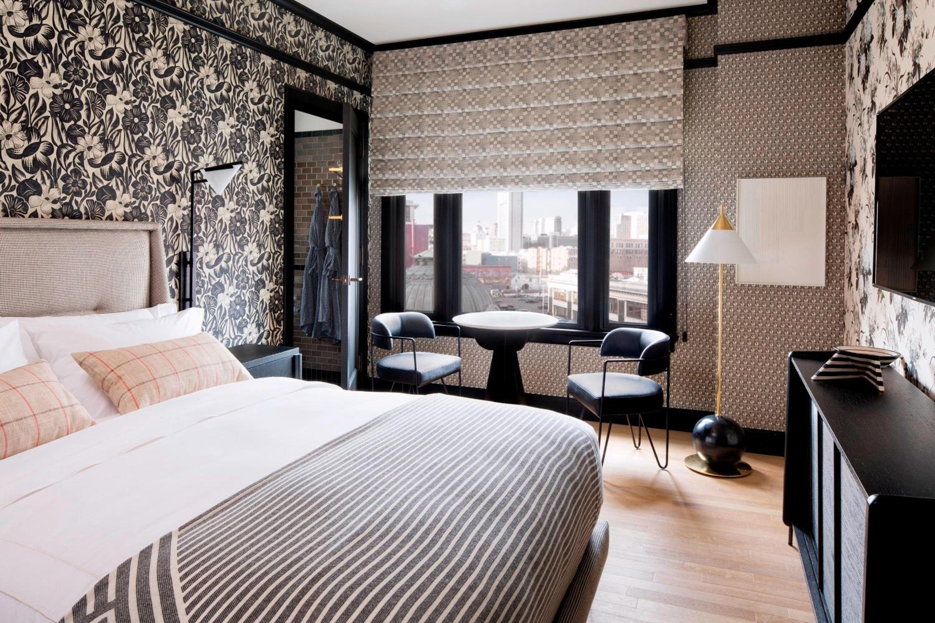 Deluxe Queen, Guest room, 1 Queen, City view - Photo 6