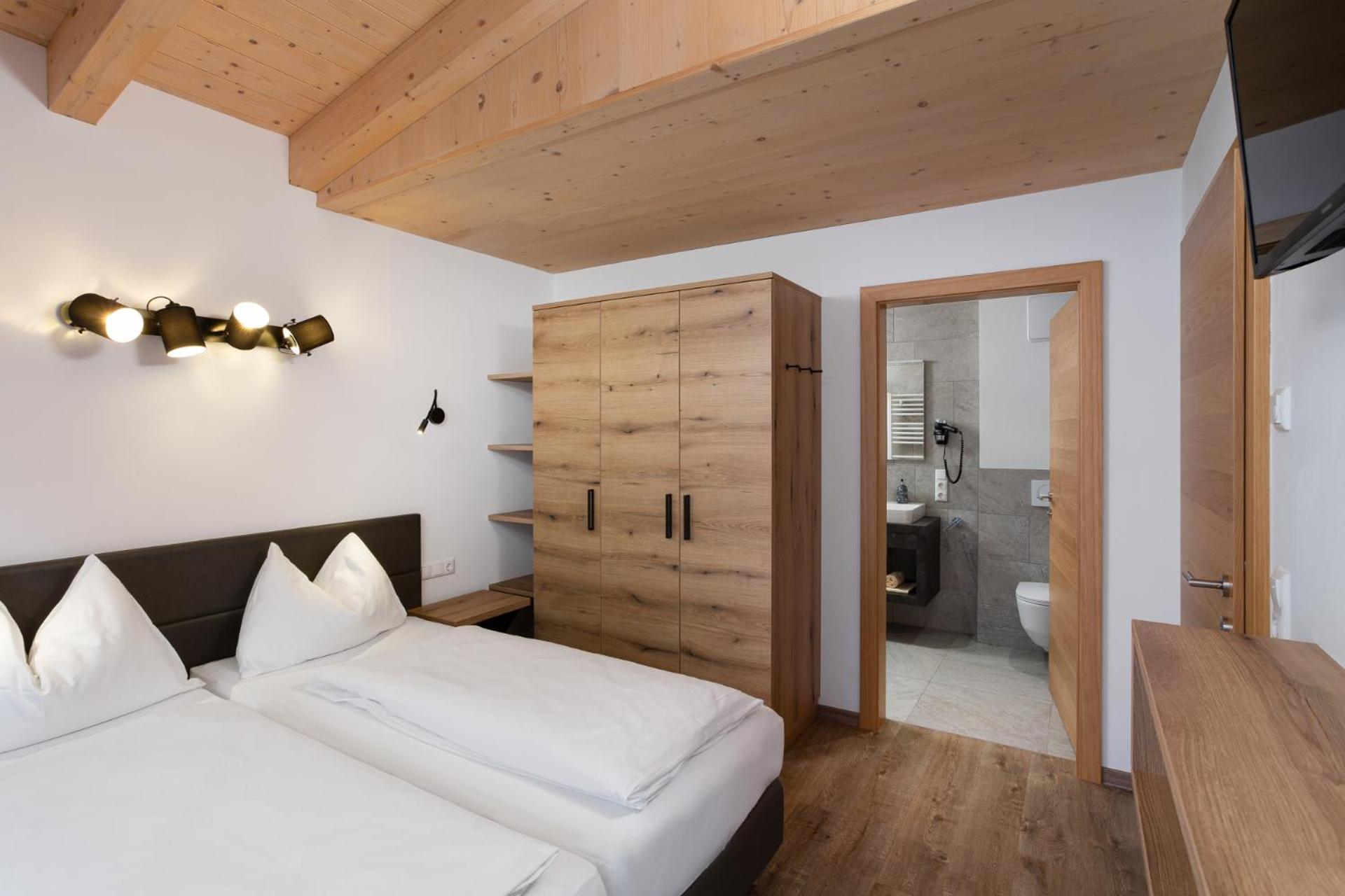 Two-Bedroom Apartment with Balcony photo 3