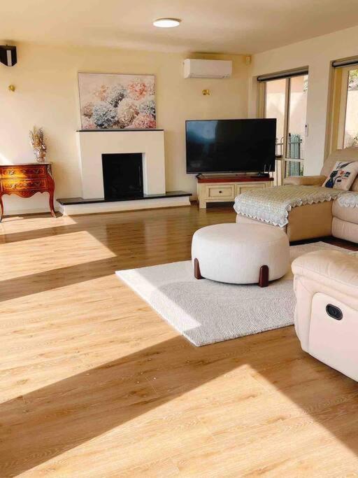 Five-Bedroom House photo 1