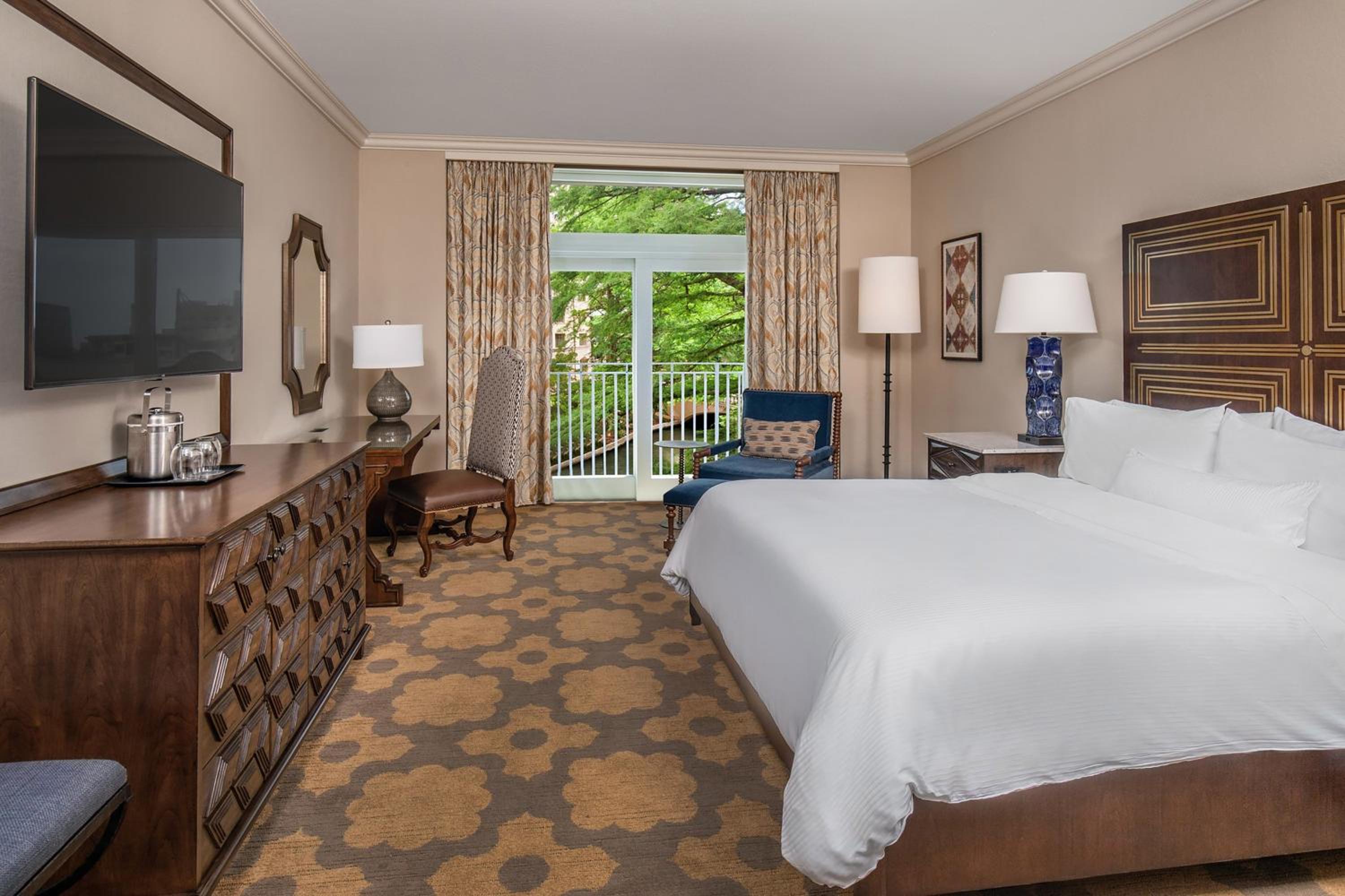 Deluxe King, Guest room, 1 King, River Side view, Balcony - Photo 1