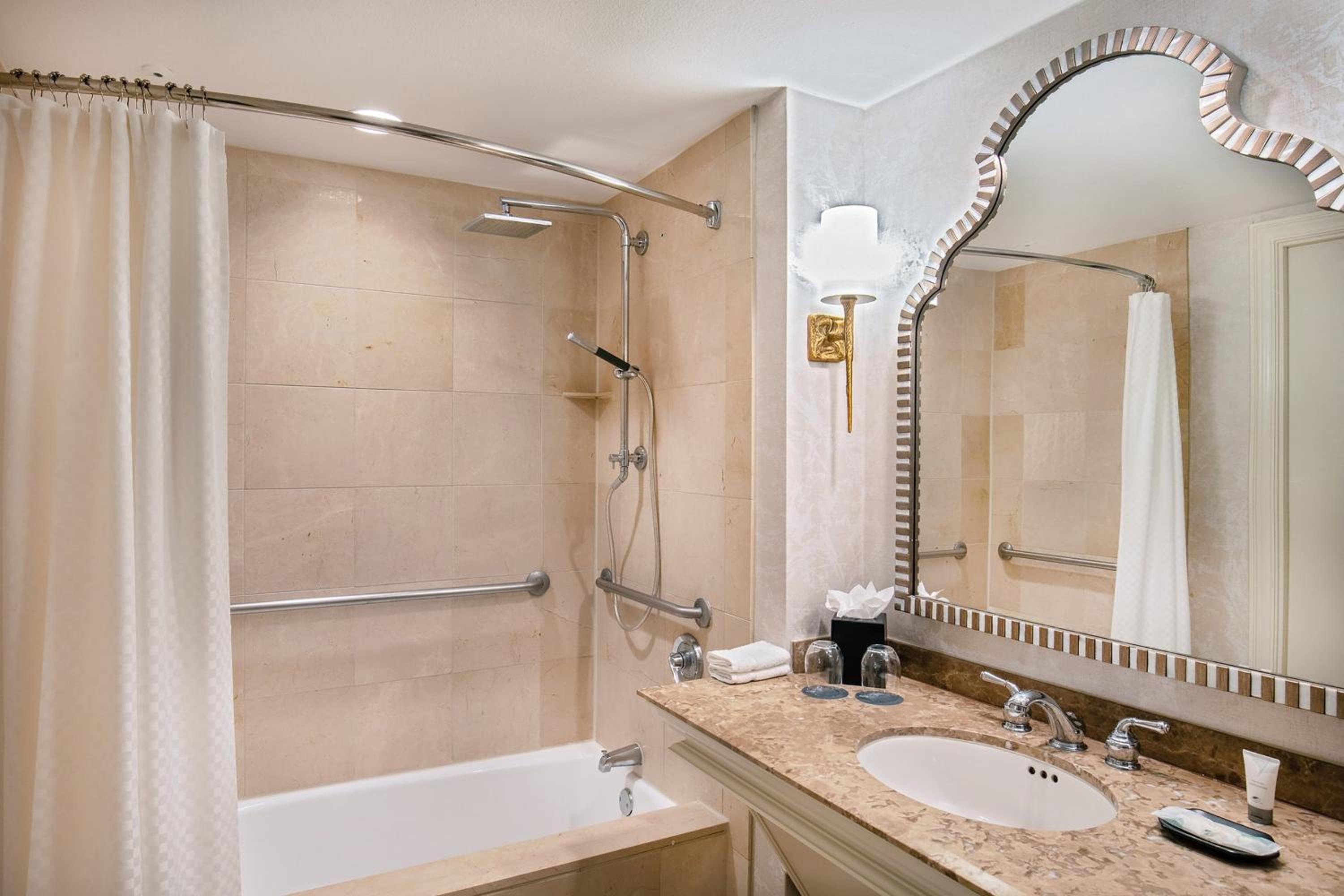 Traditional King, Guest room, 1 King, City view - Photo 4