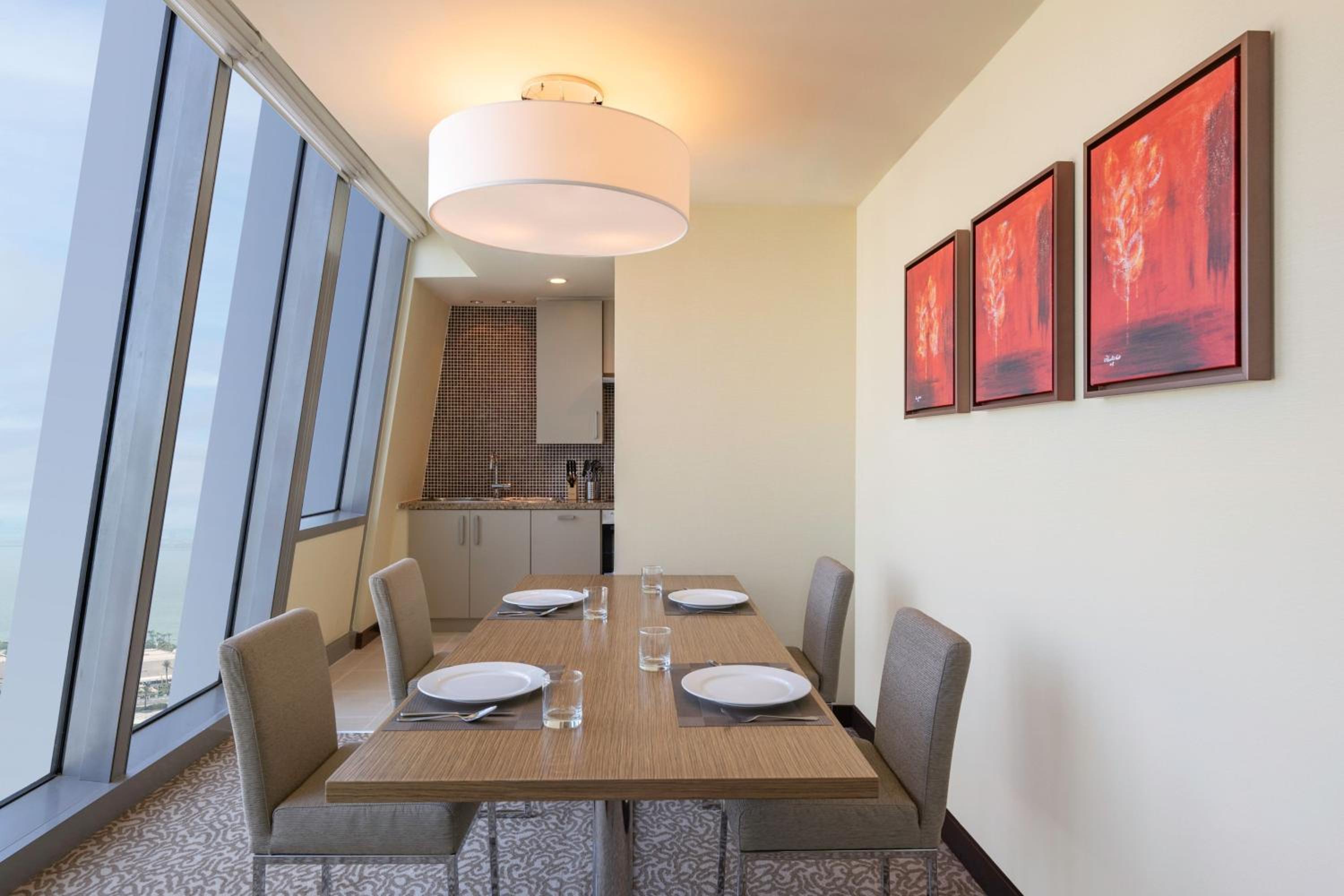 Three-Bedroom Apartment with City View - Photo 5