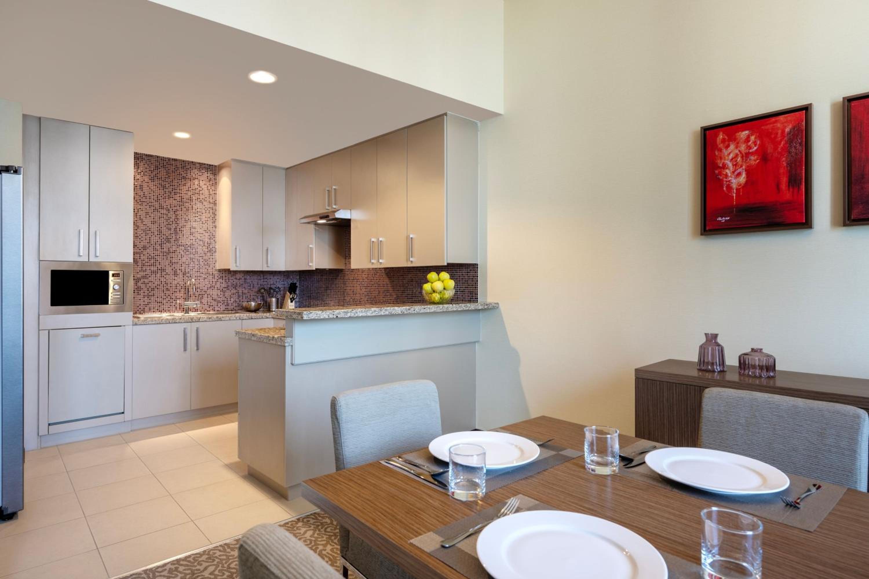 One-Bedroom Apartment with City View - Photo 2