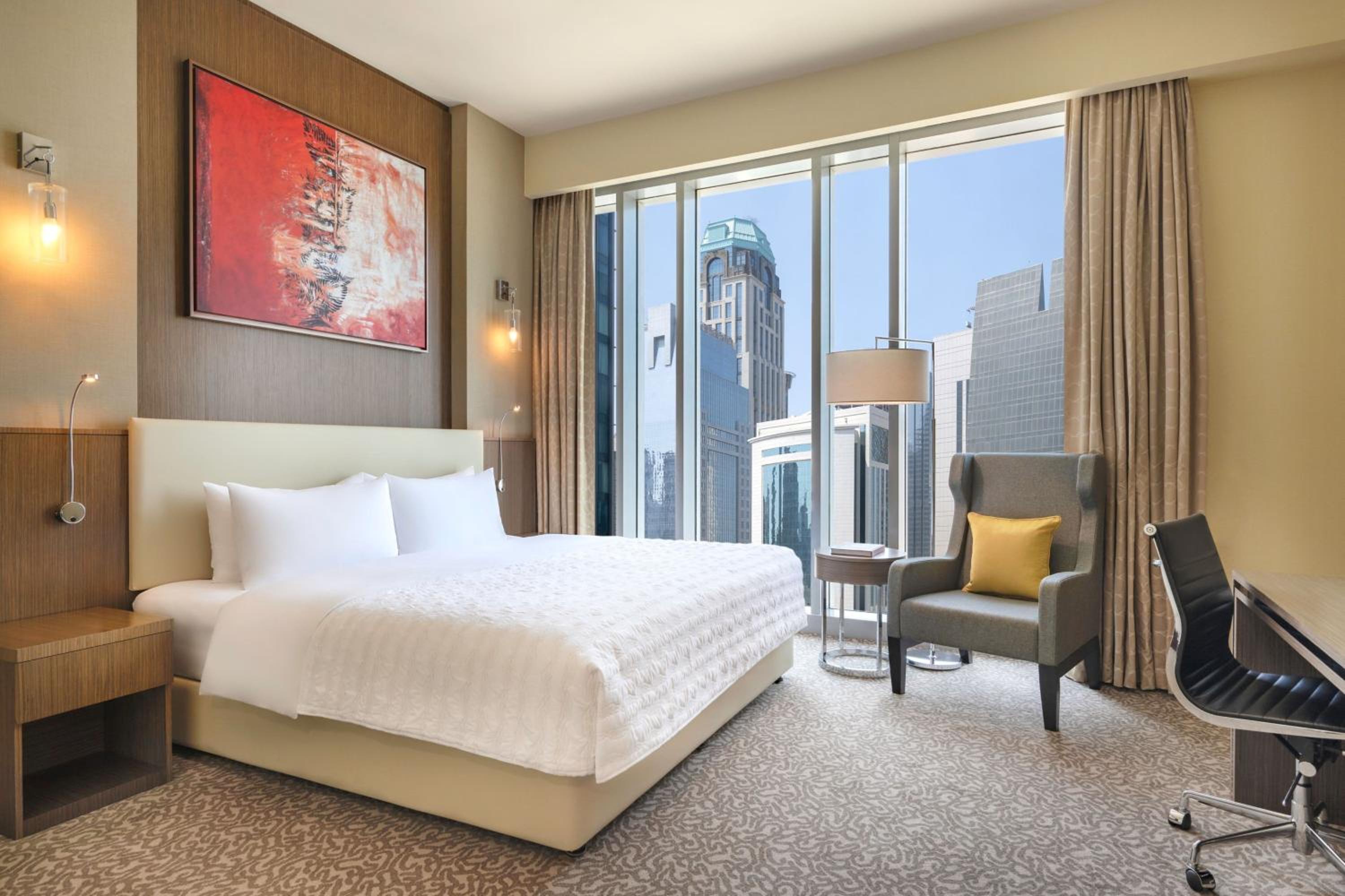 One-Bedroom Apartment with City View - Photo 3