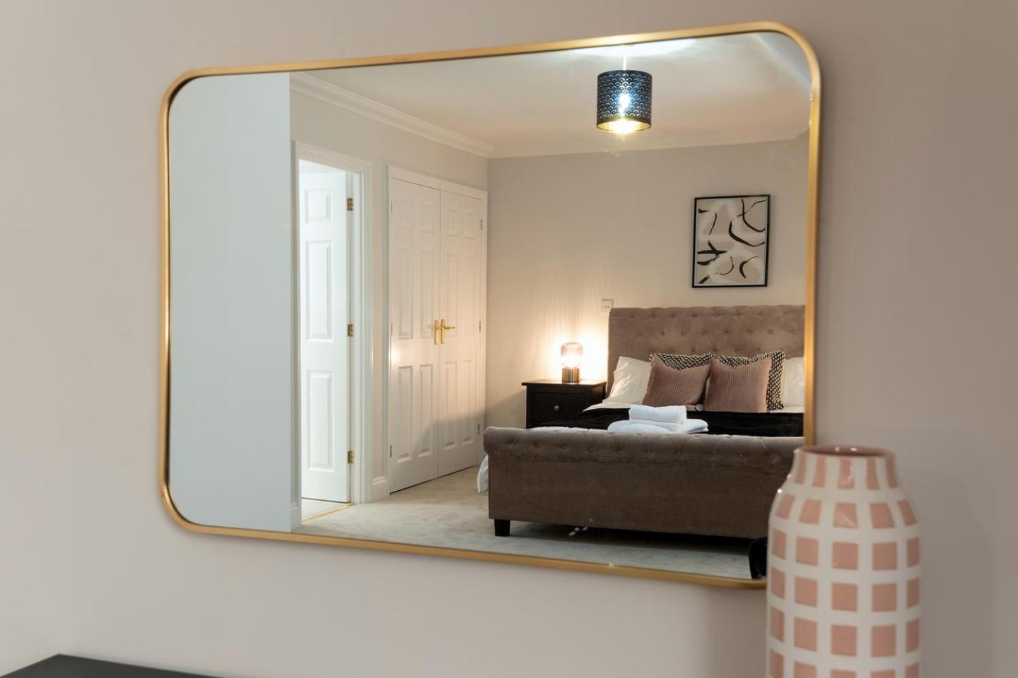 Five-Bedroom House photo 1