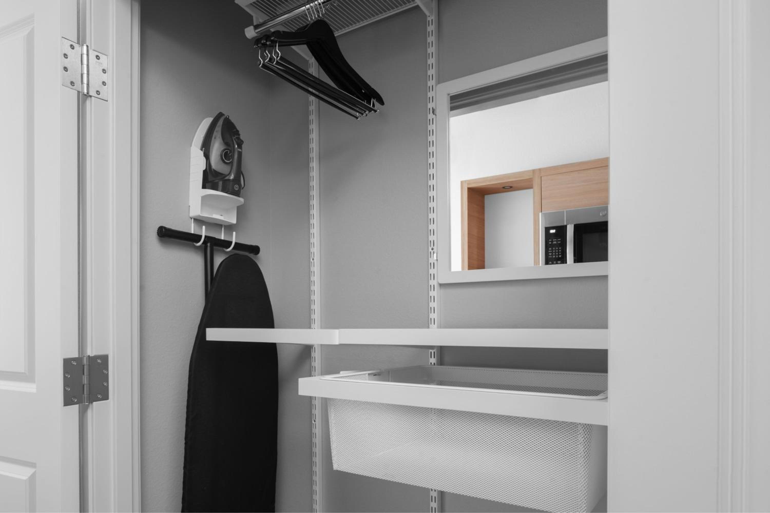 Studio with Two Queen Beds - Hearing Accessible photo 3