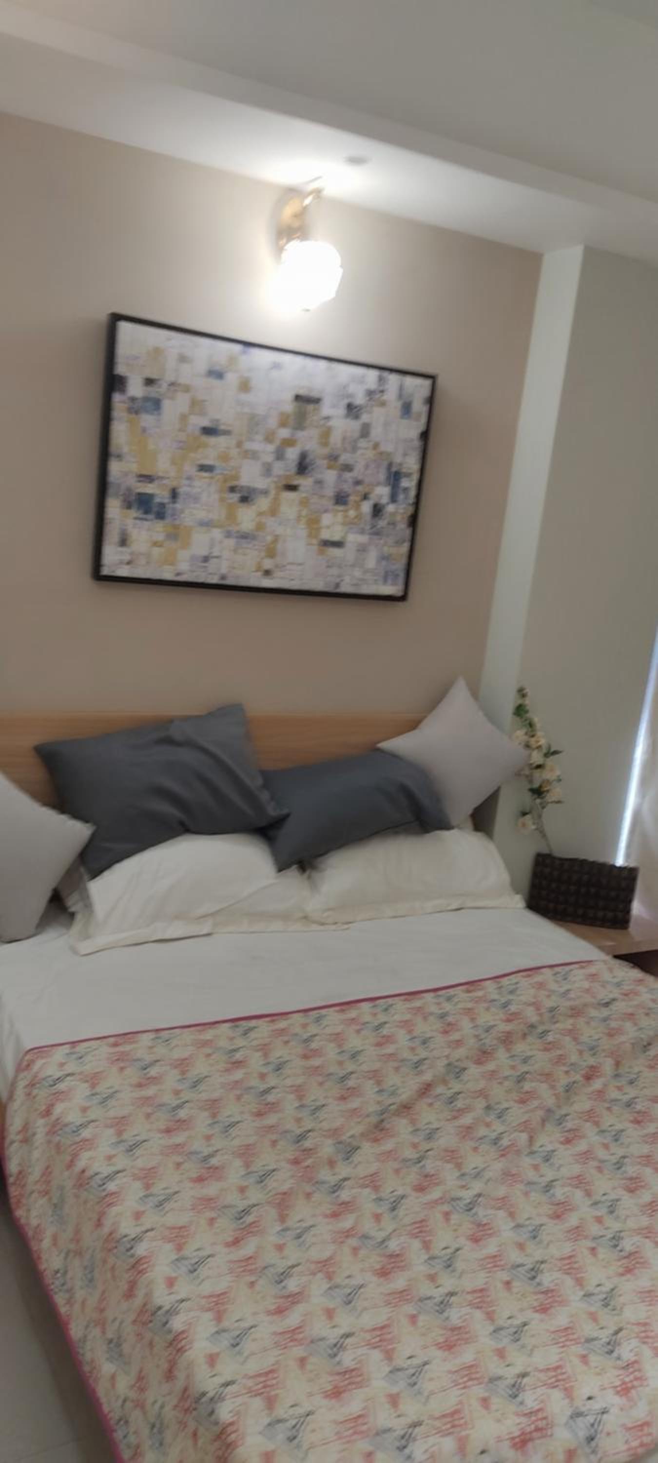 One-Bedroom Apartment photo 1