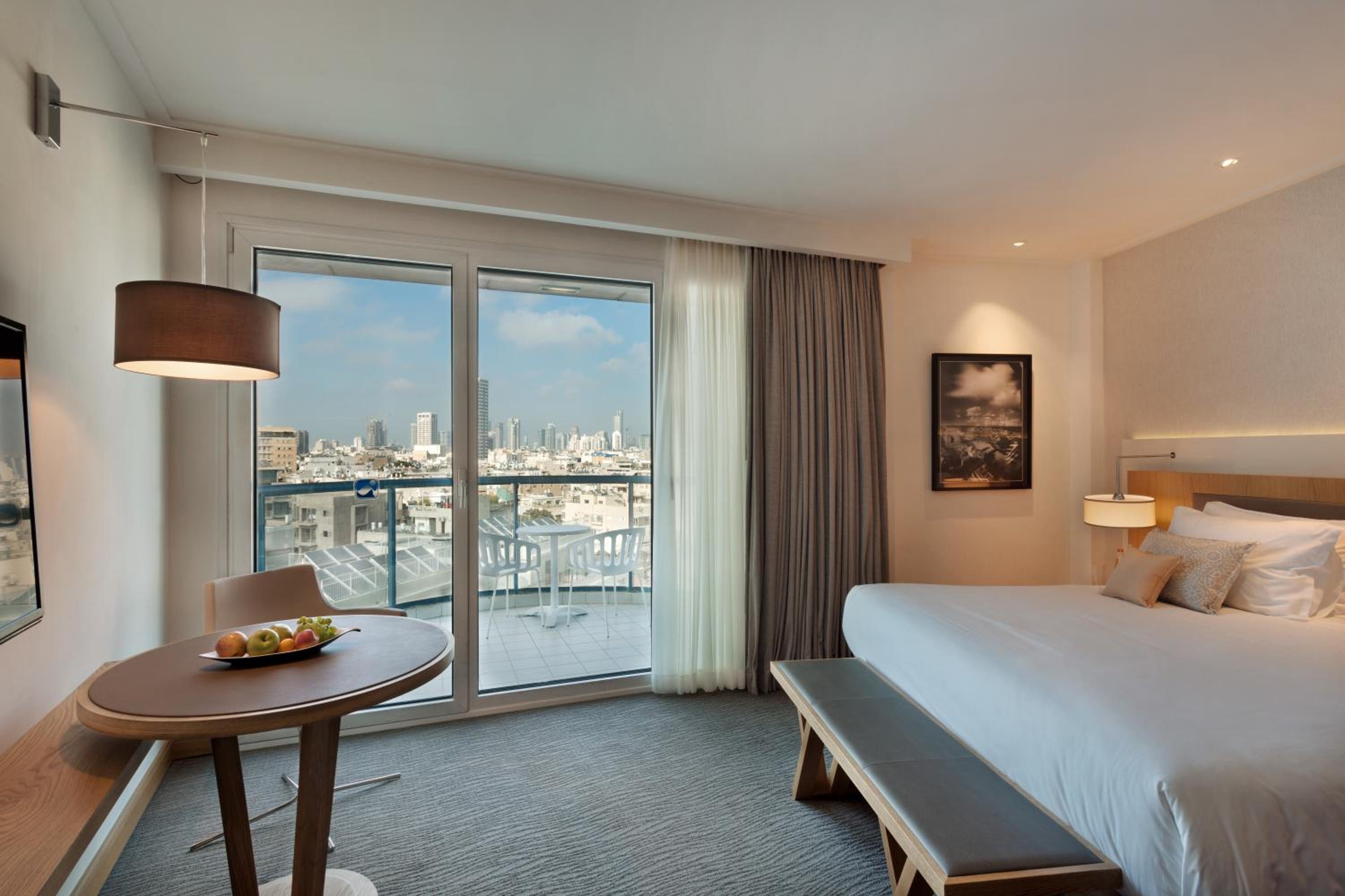 Deluxe Double Room with Balcony and City View (couples only) - Photo 2