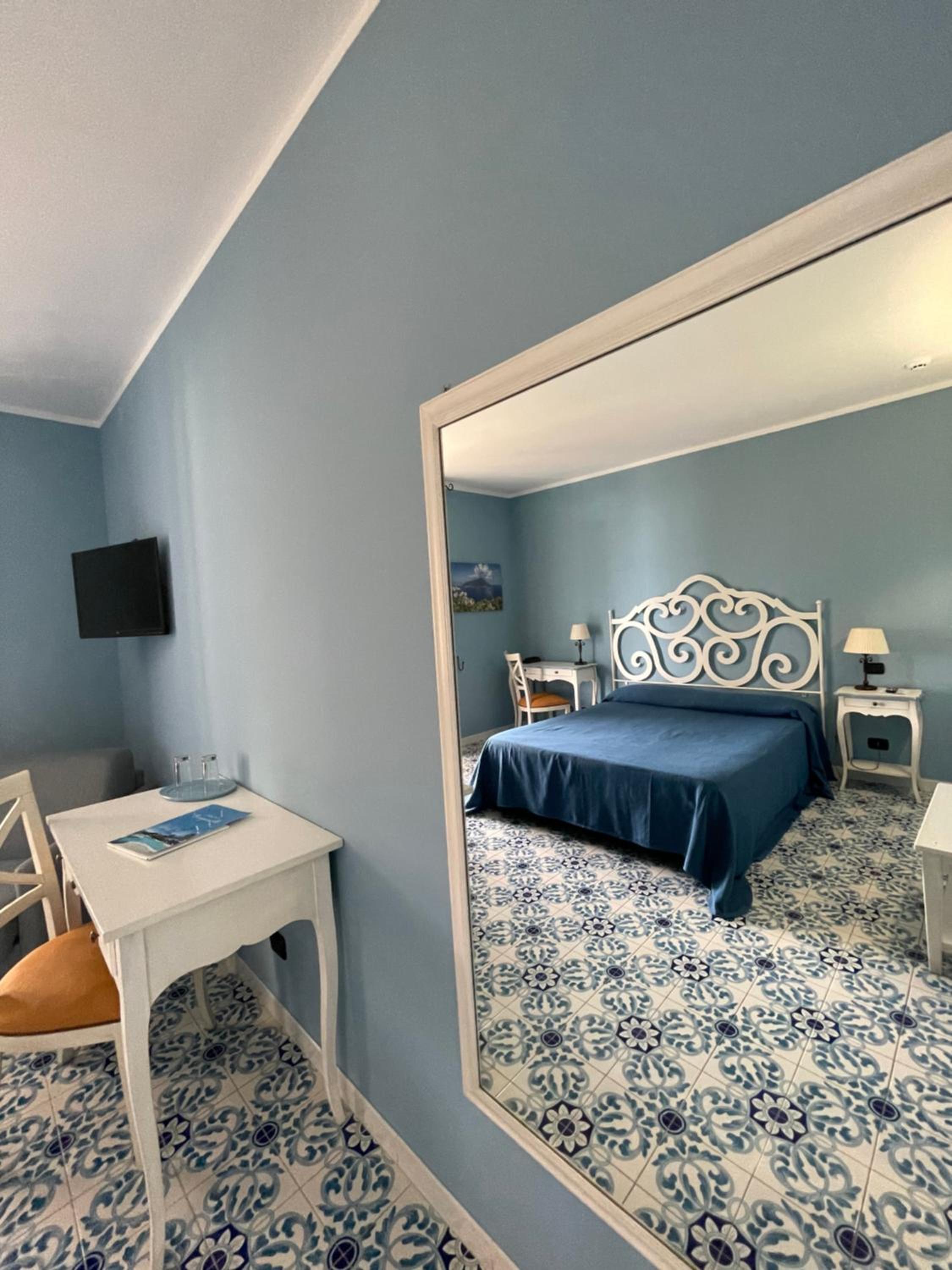 Deluxe Double Room with Sea View - Photo 3