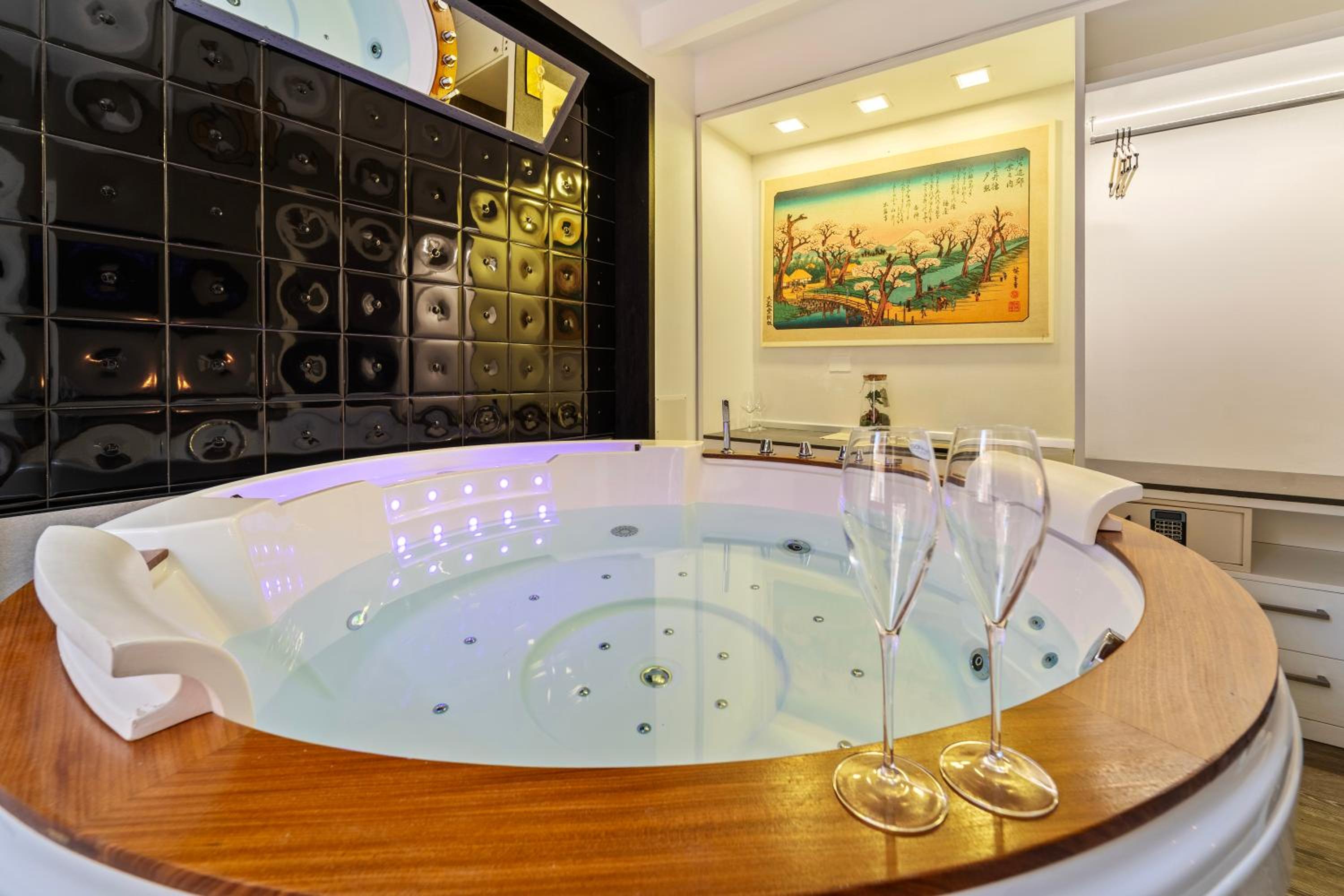 Queen Suite with Spa Bath photo 2