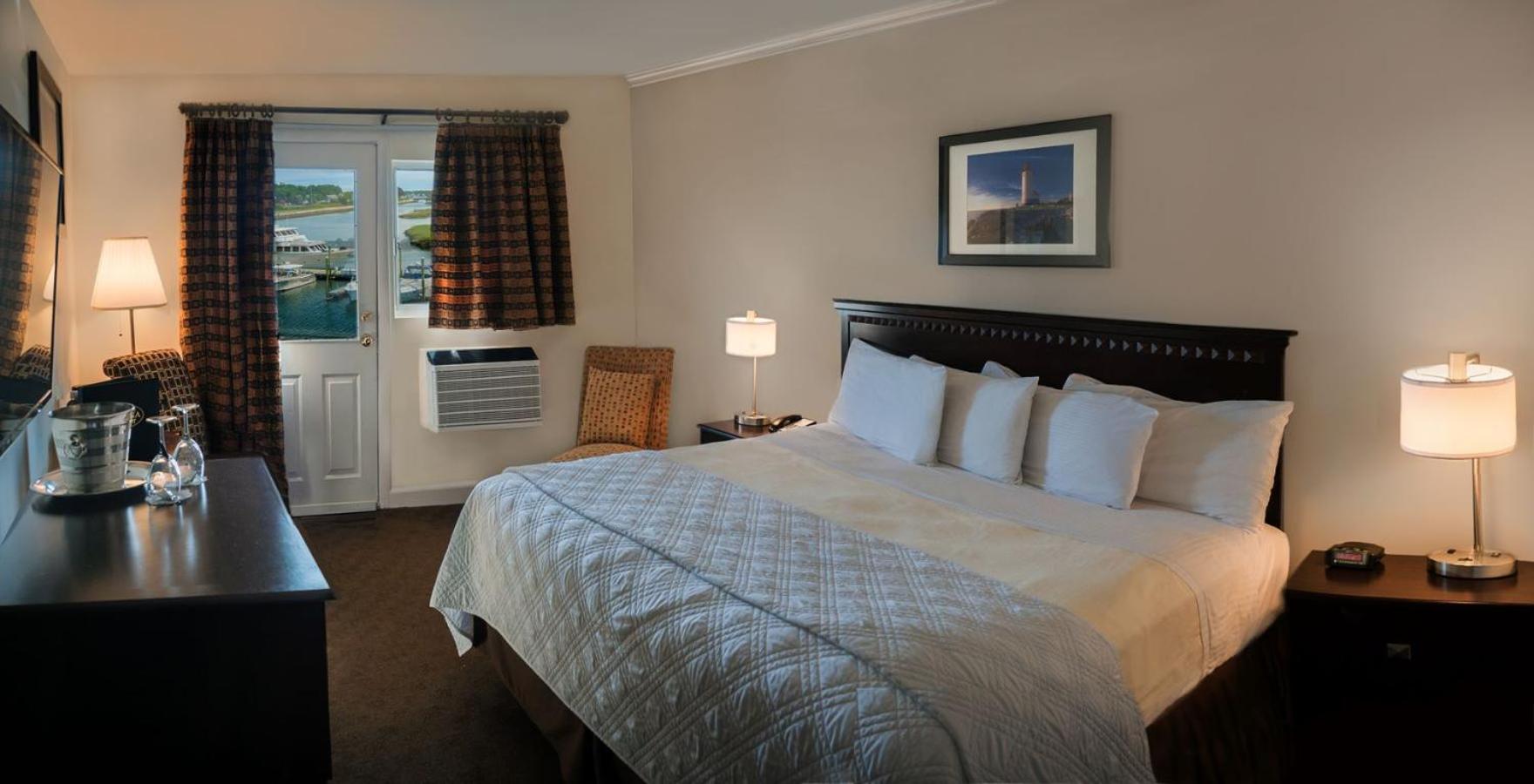 Standard King Room photo 1
