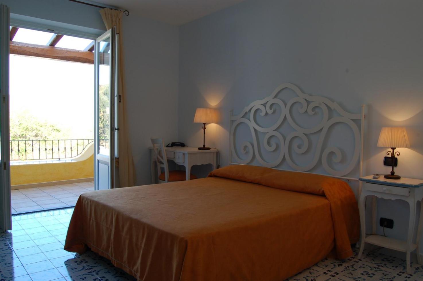 Deluxe Double Room with Sea View - Photo 2