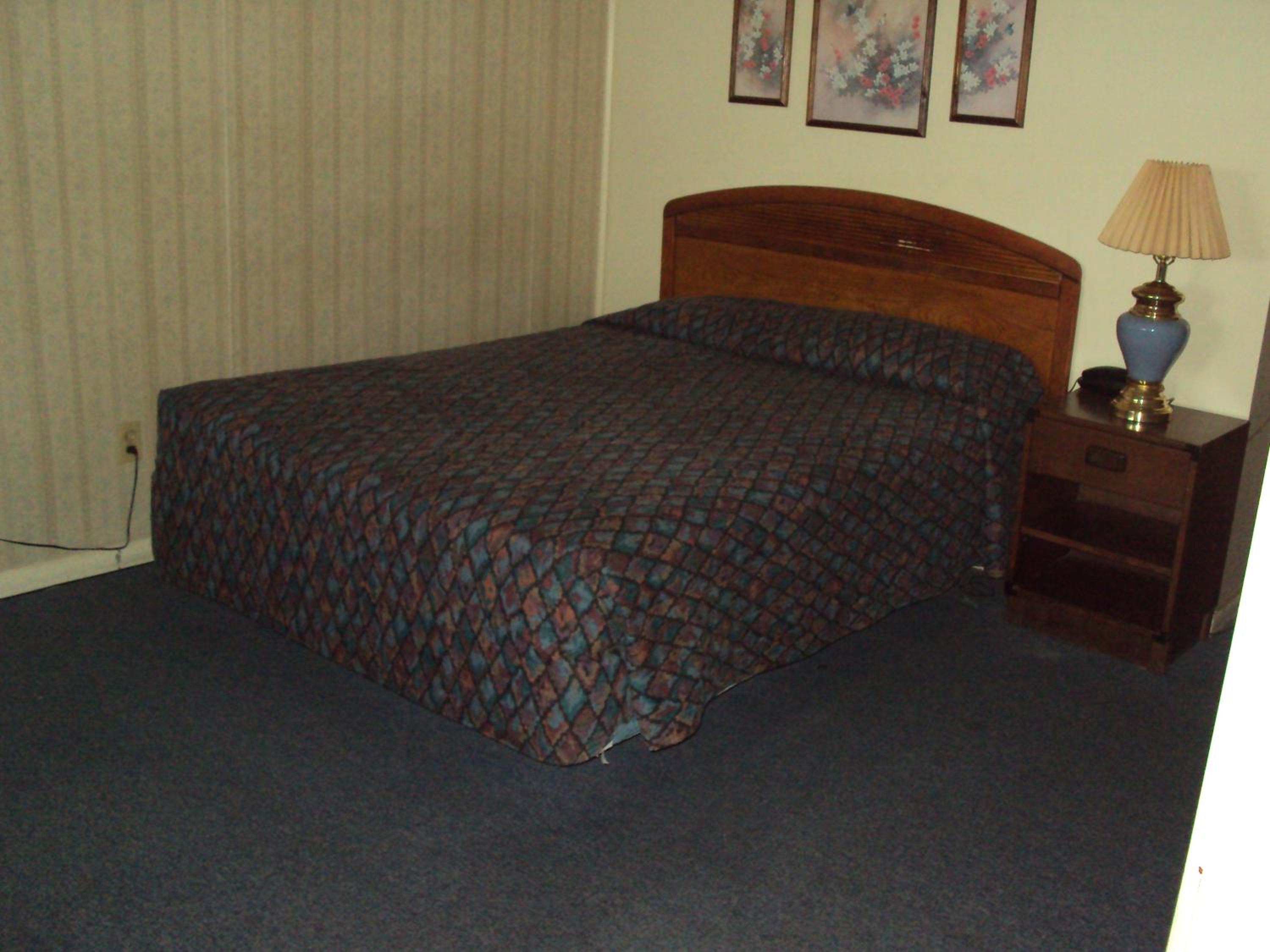 Full Bed Non-Smoking photo 1
