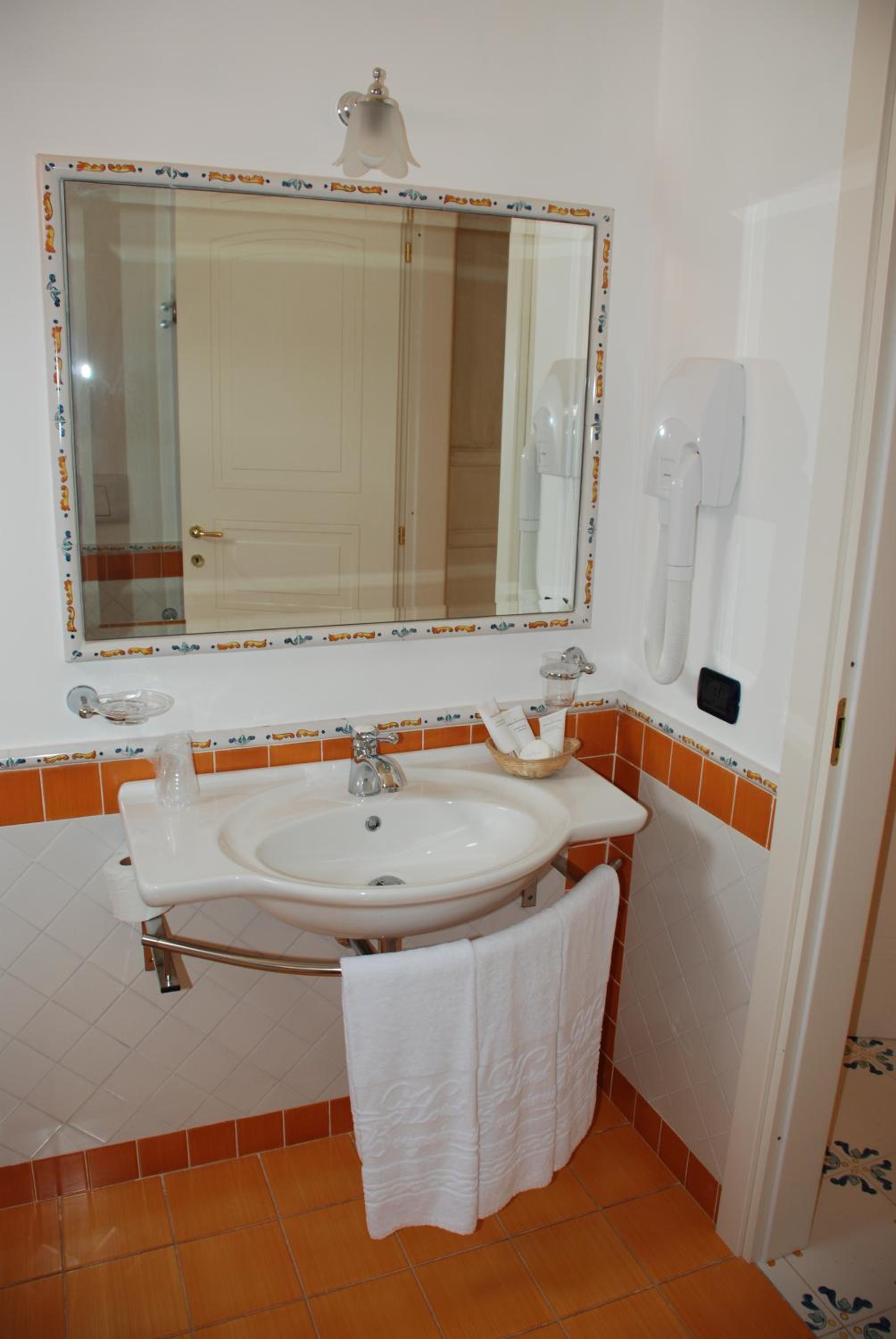 Deluxe Double Room with Side Sea View - Photo 2