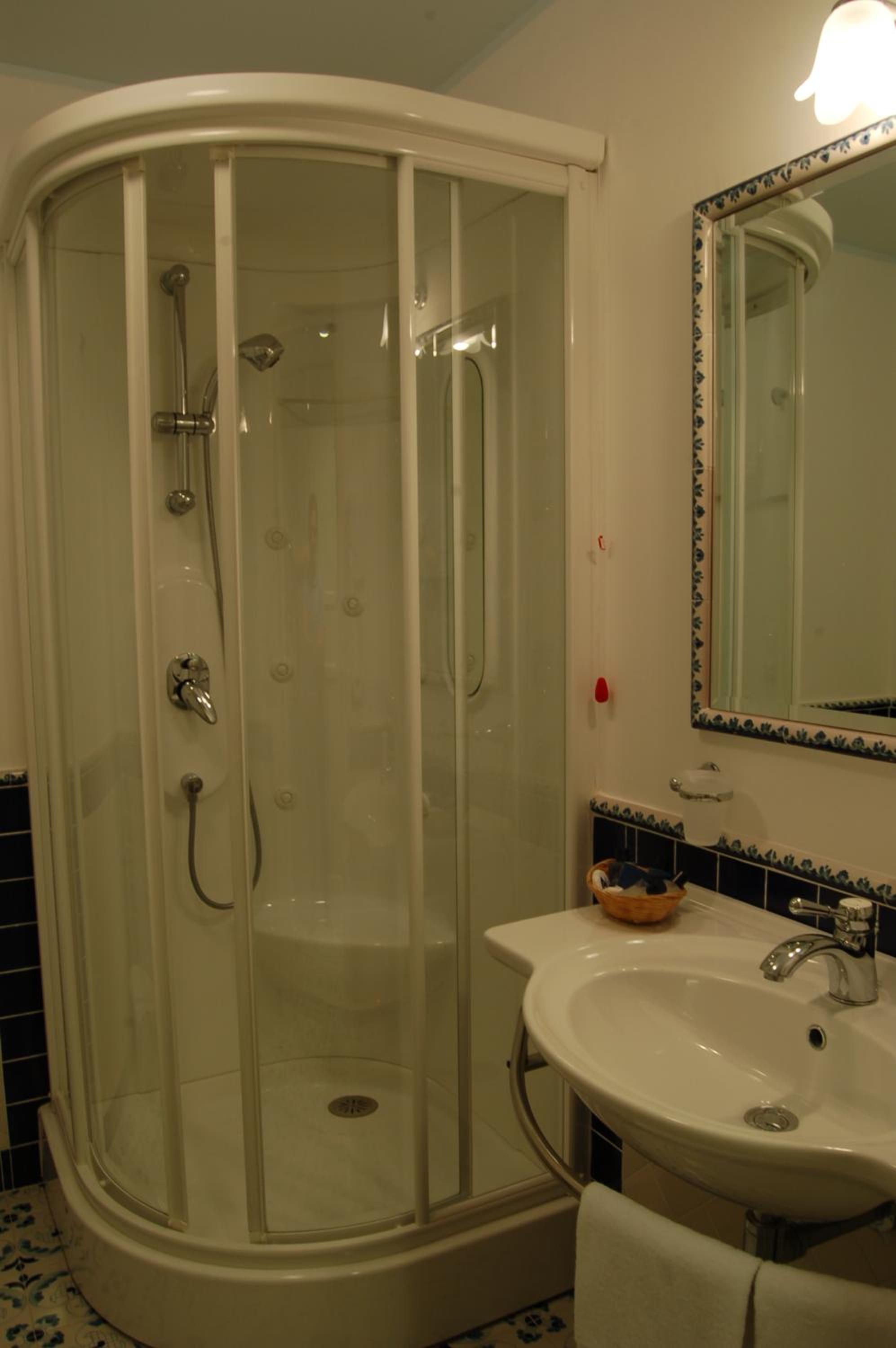 Deluxe Double Room with Sea View - Photo 4