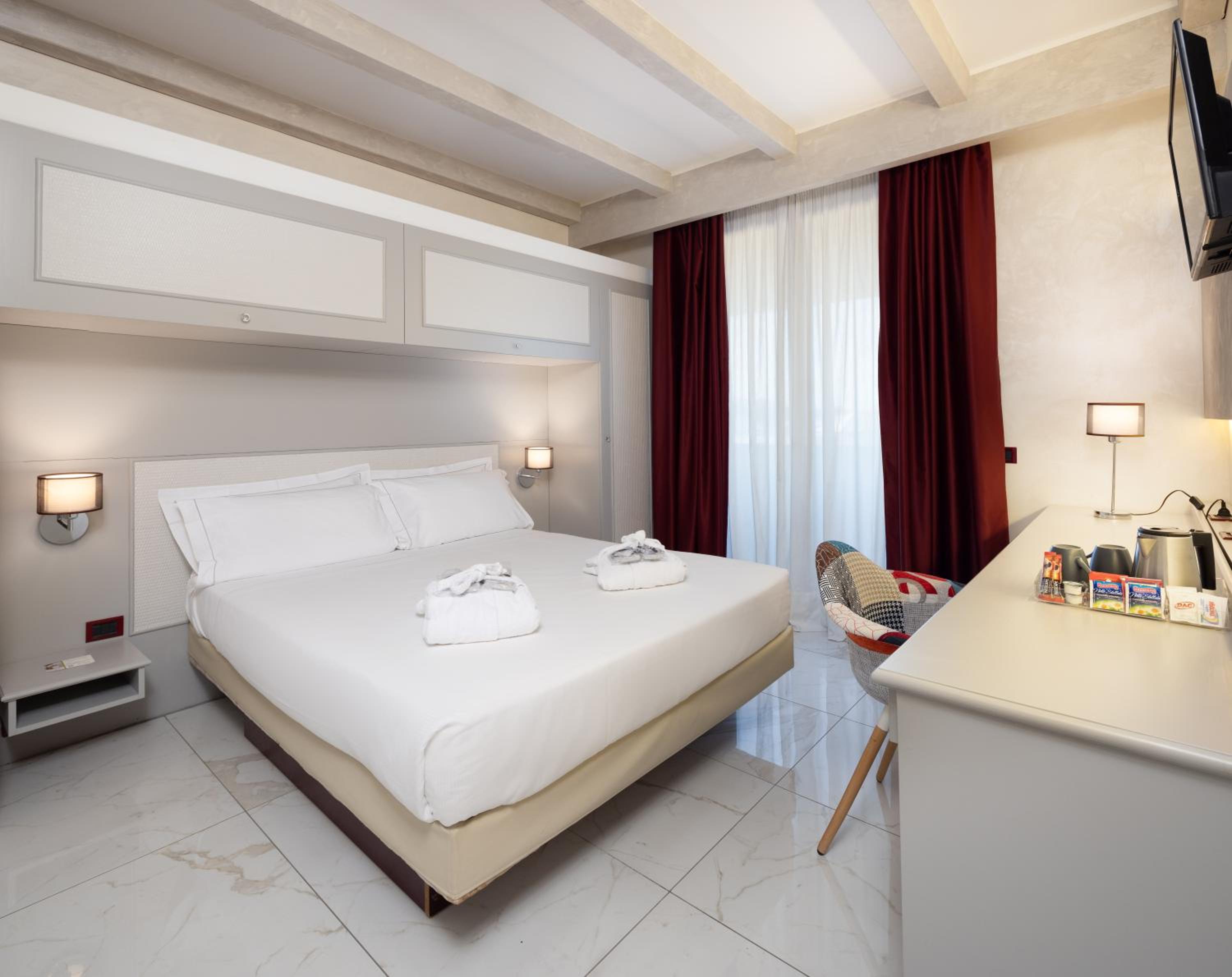 Queen Suite with Sofa Bed - Non-Smoking - Photo 12