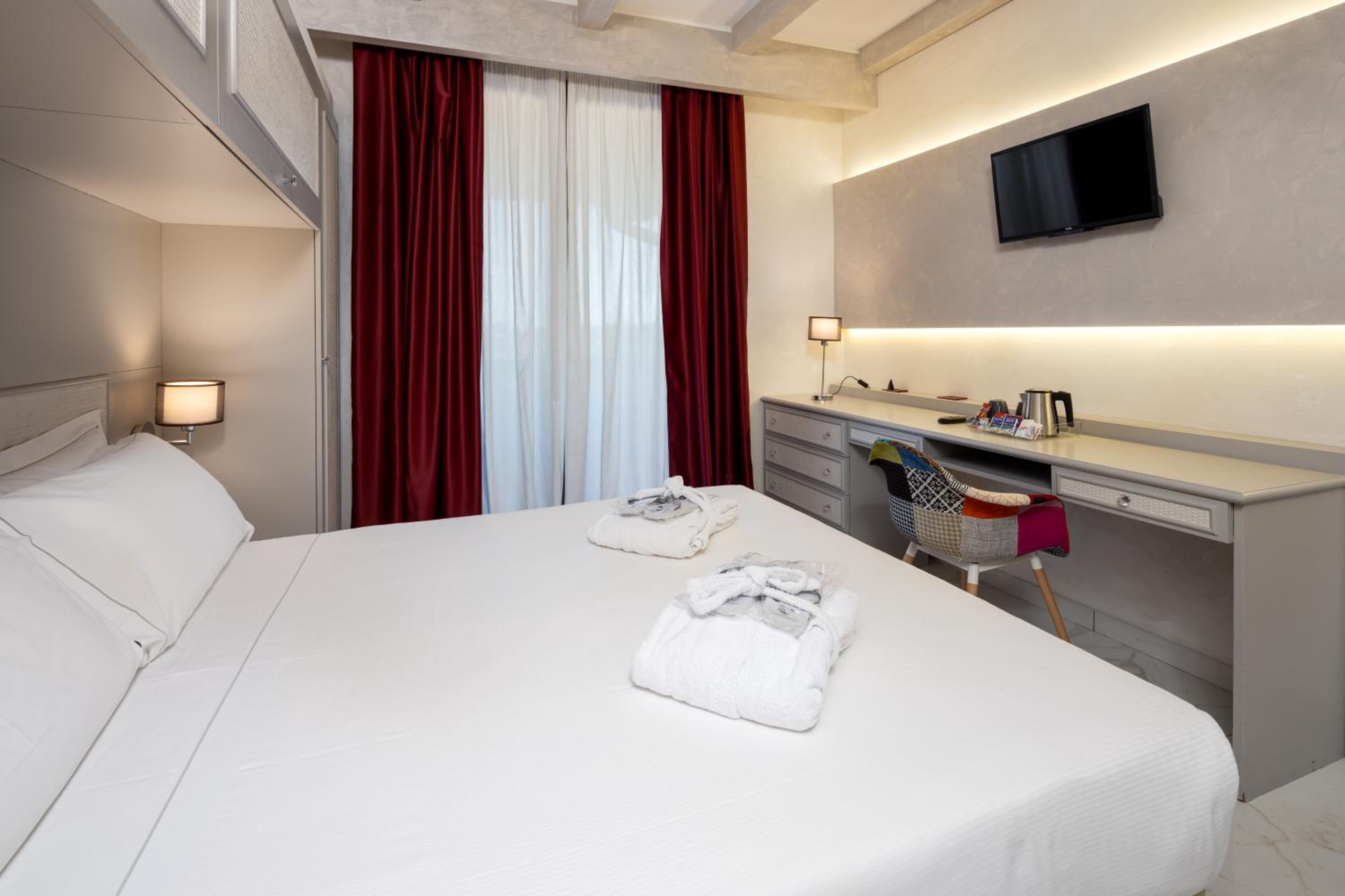 Queen Suite with Sofa Bed - Non-Smoking - Photo 11