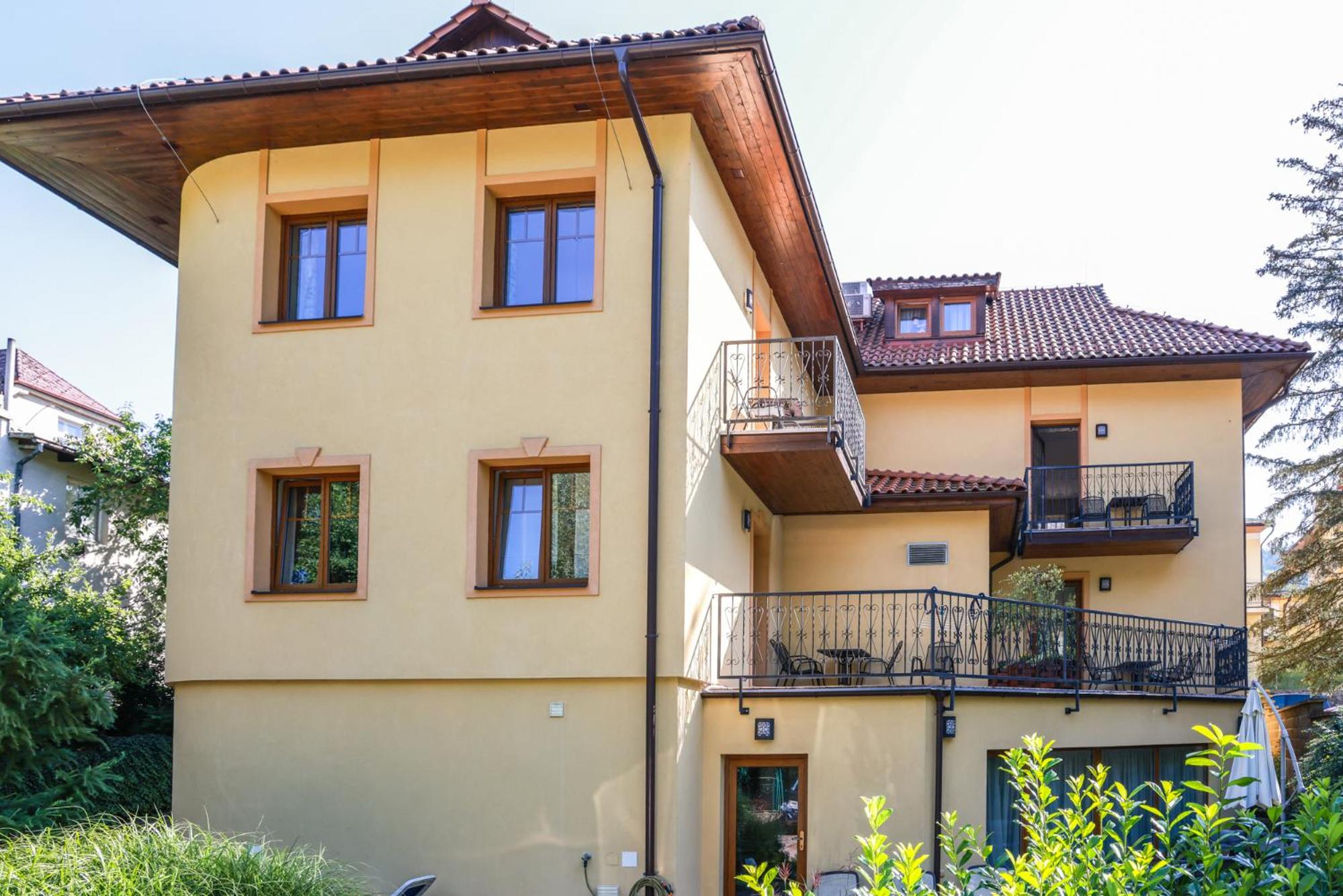 Apartment with Balcony photo 2