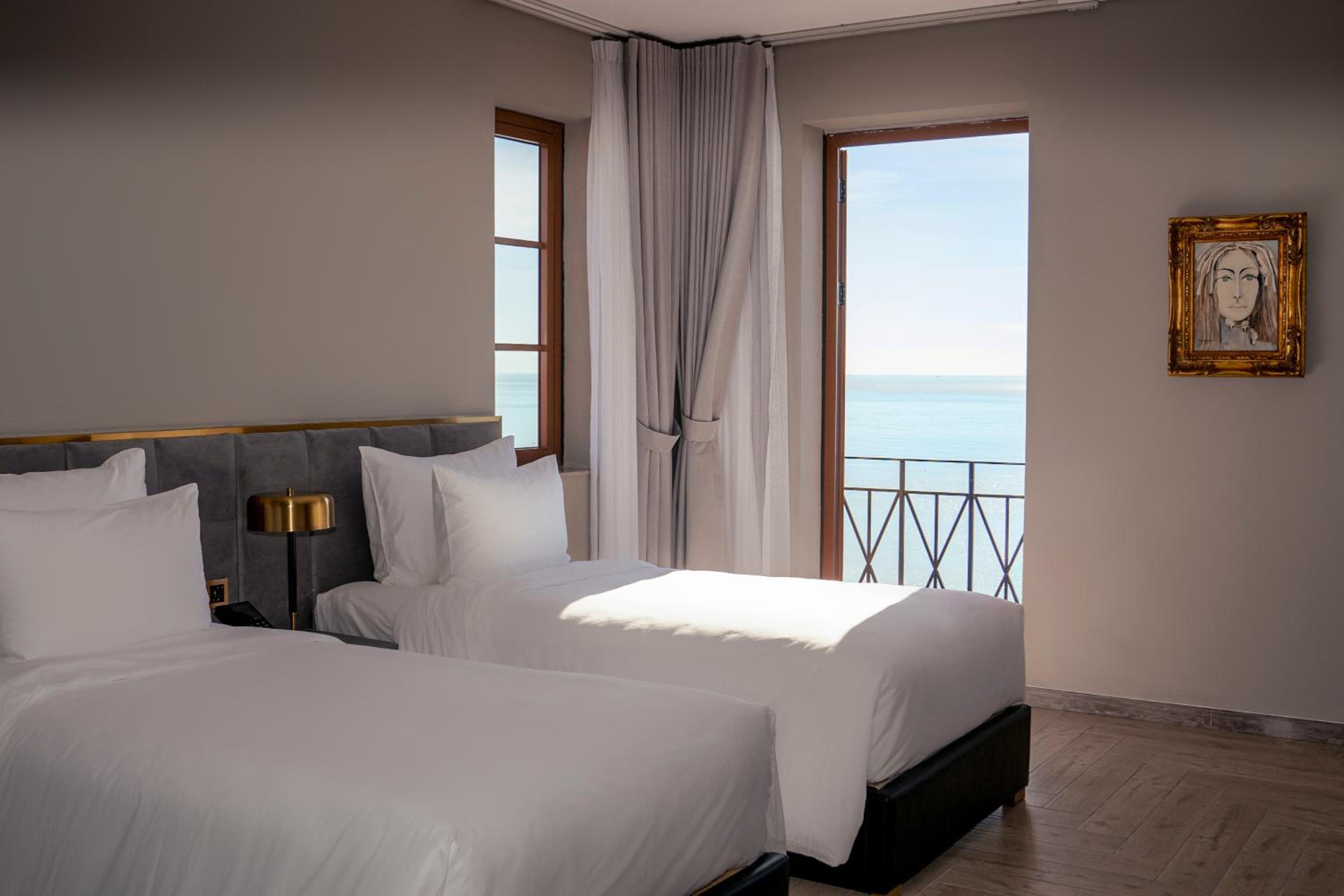 Deluxe Twin or Queen Room with Sea View photo 1