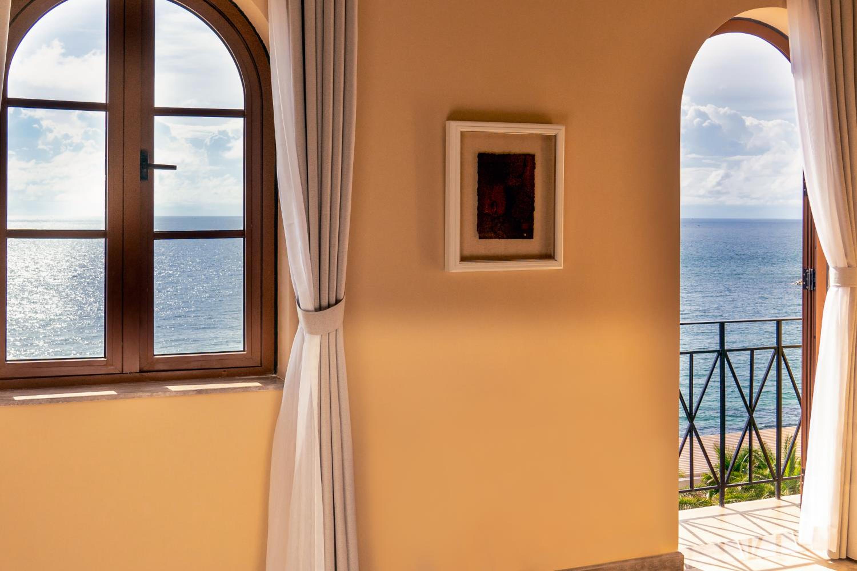 Deluxe Queen Room with Sea View photo 3