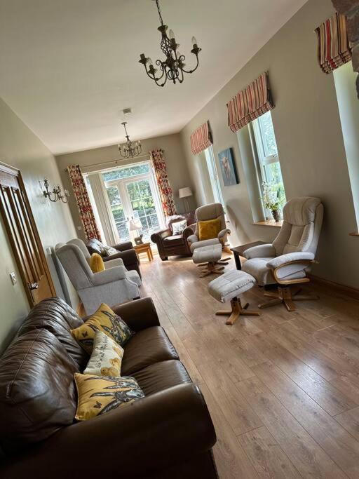 Five-Bedroom House photo 1
