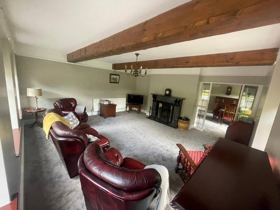 Five-Bedroom House photo 2
