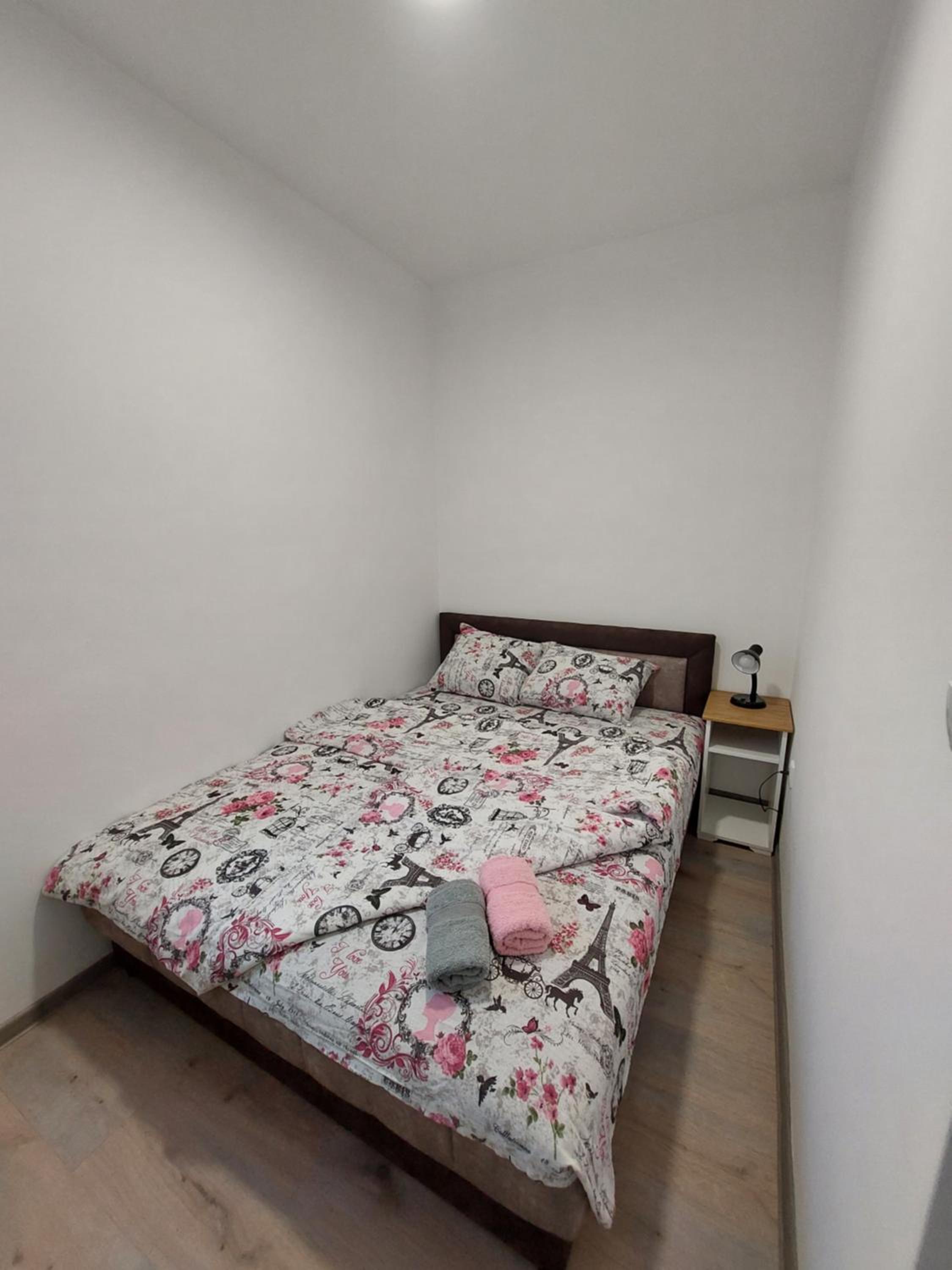 One-Bedroom Apartment photo 1
