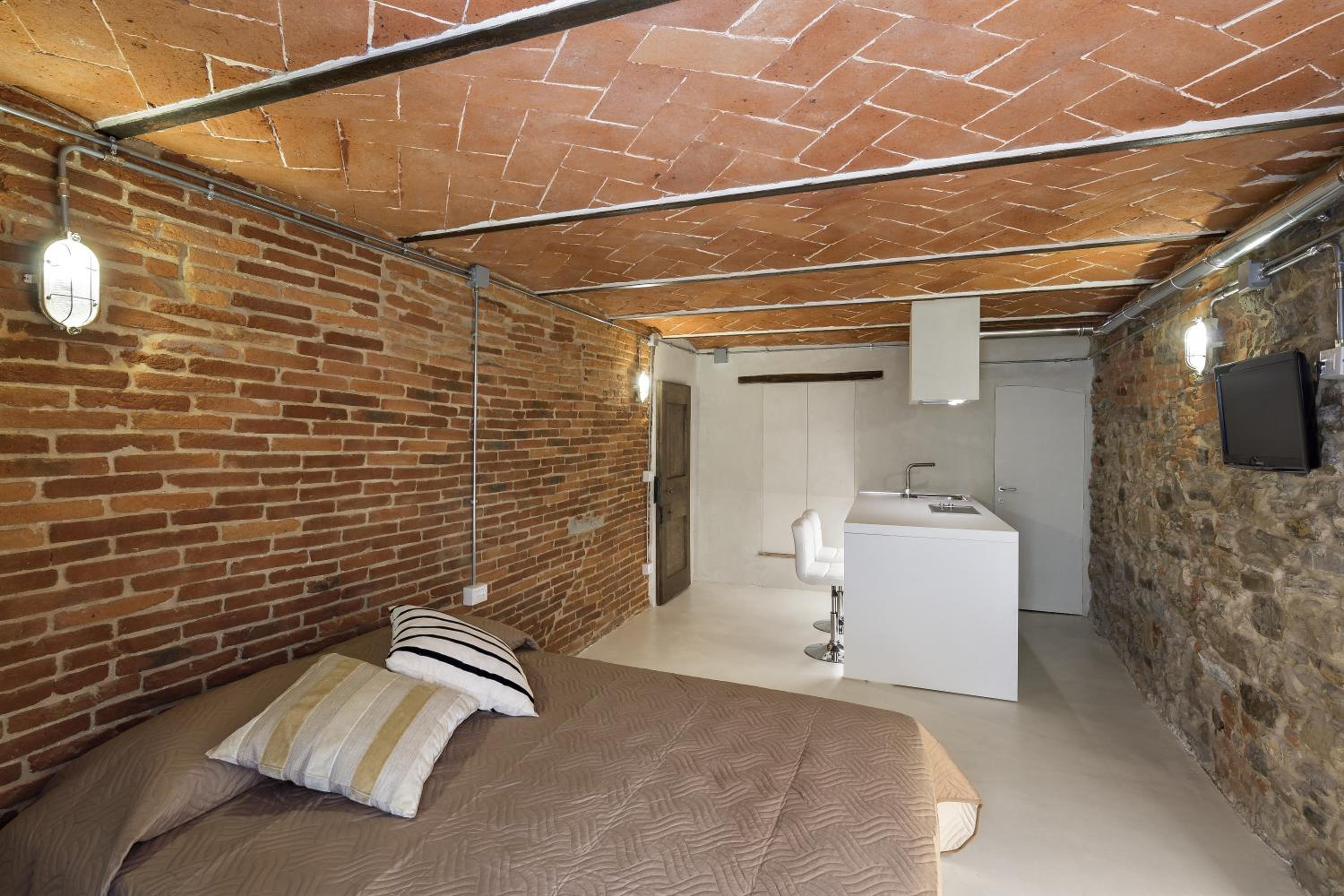 Studio Apartment - Photo 1