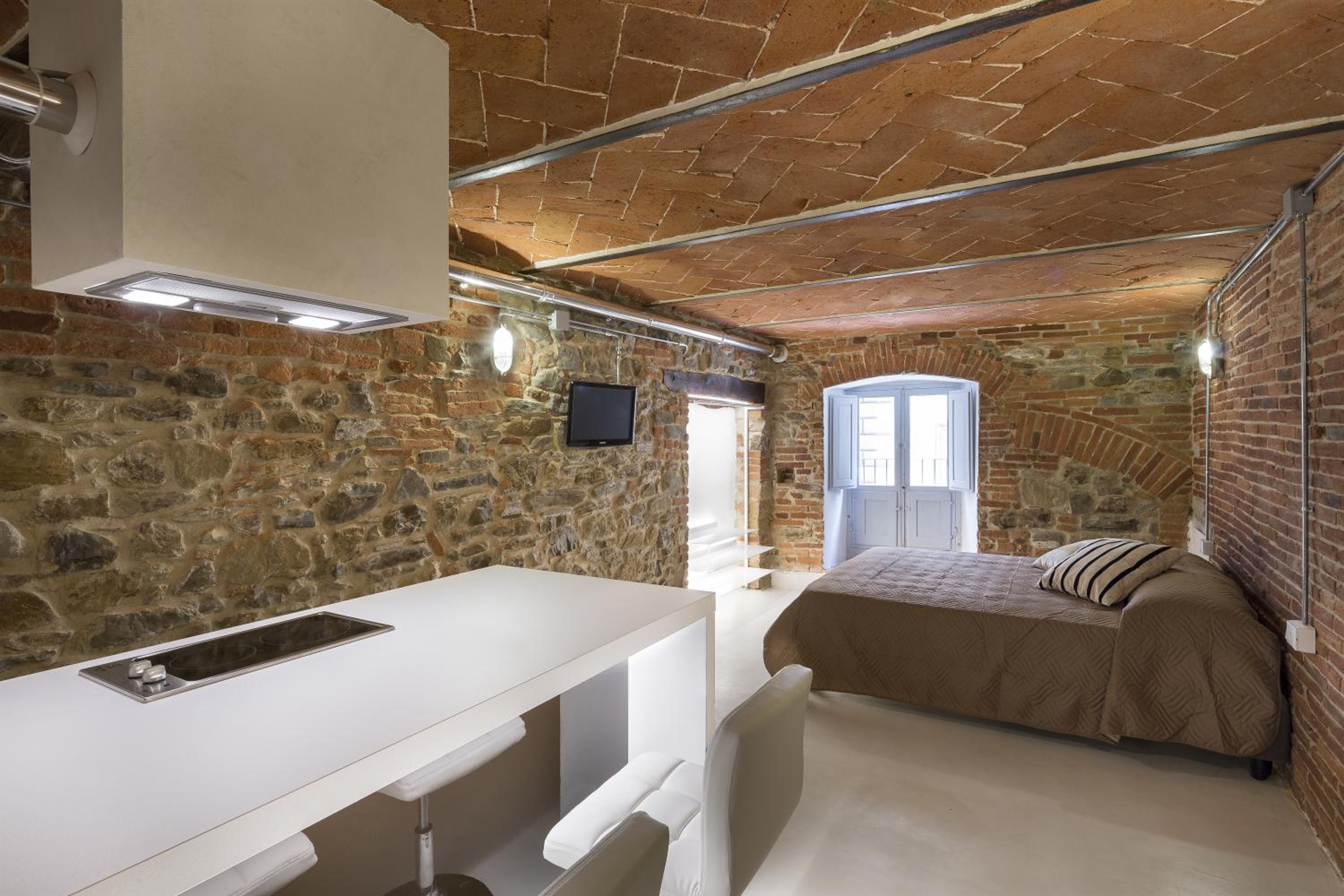 Studio Apartment - Photo 2