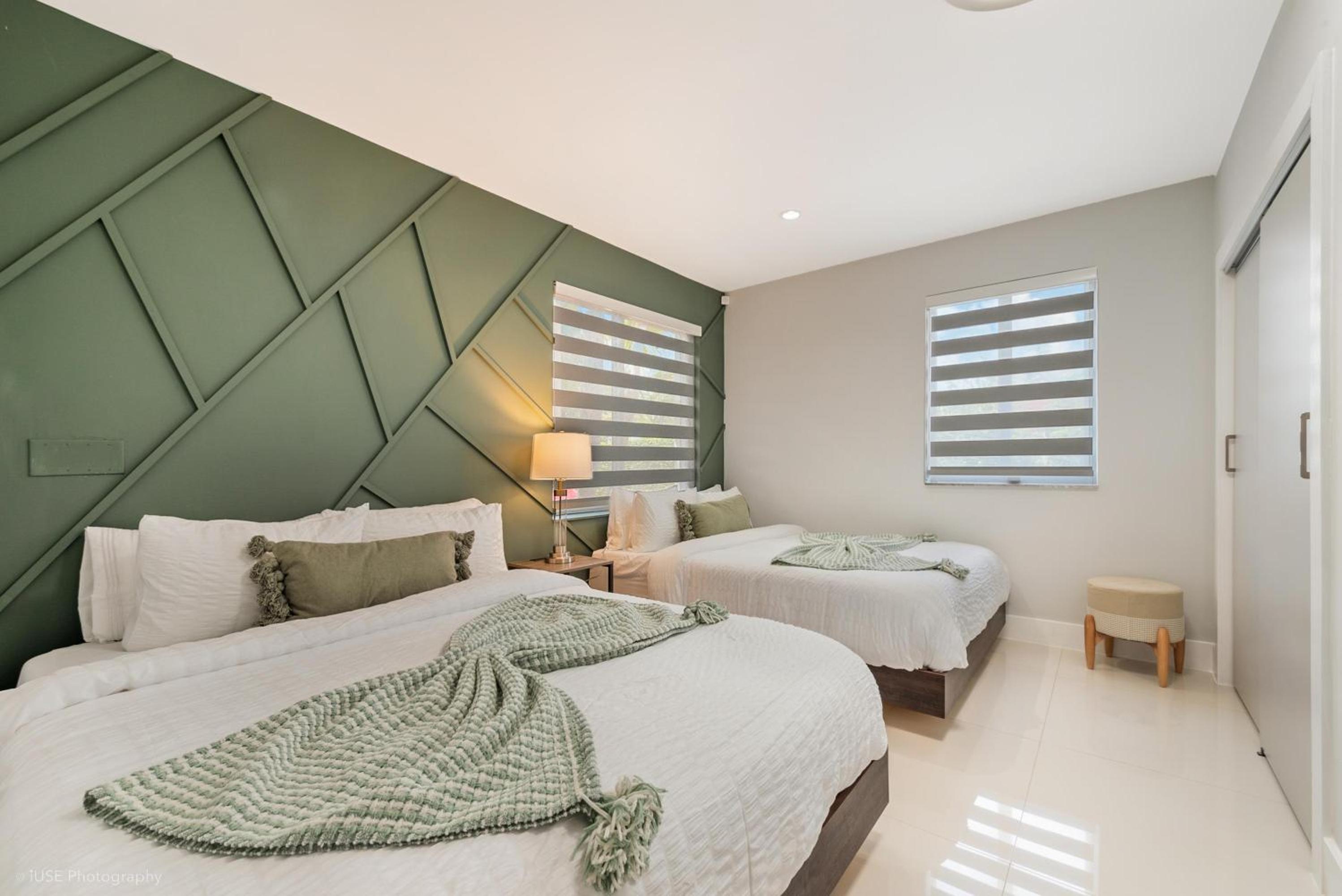 Six-Bedroom House photo 1