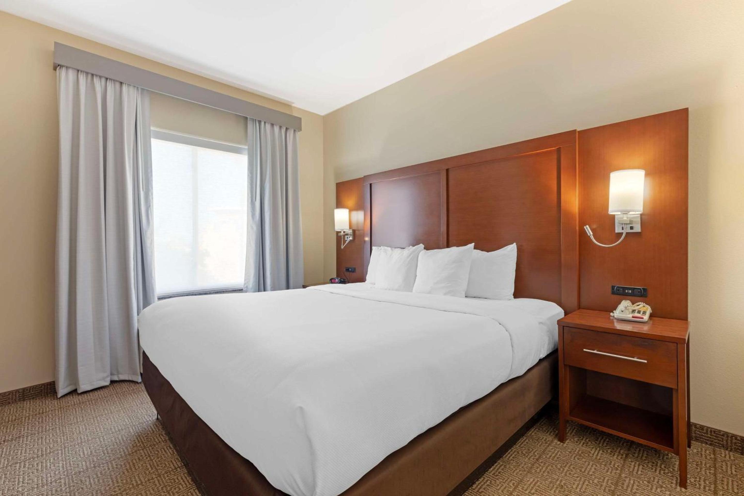 King Suite - Non-Smoking - Photo 2
