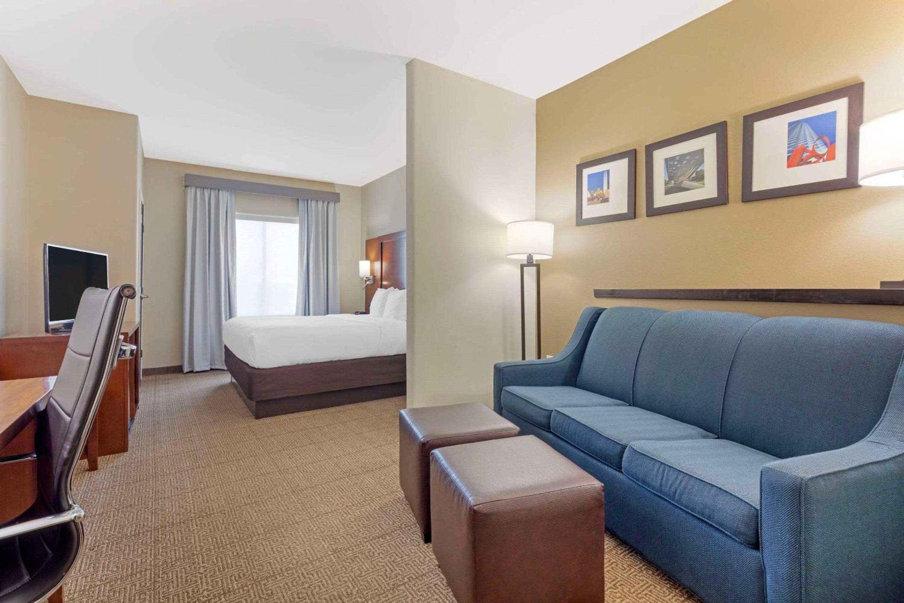 King Suite - Non-Smoking - Photo 3