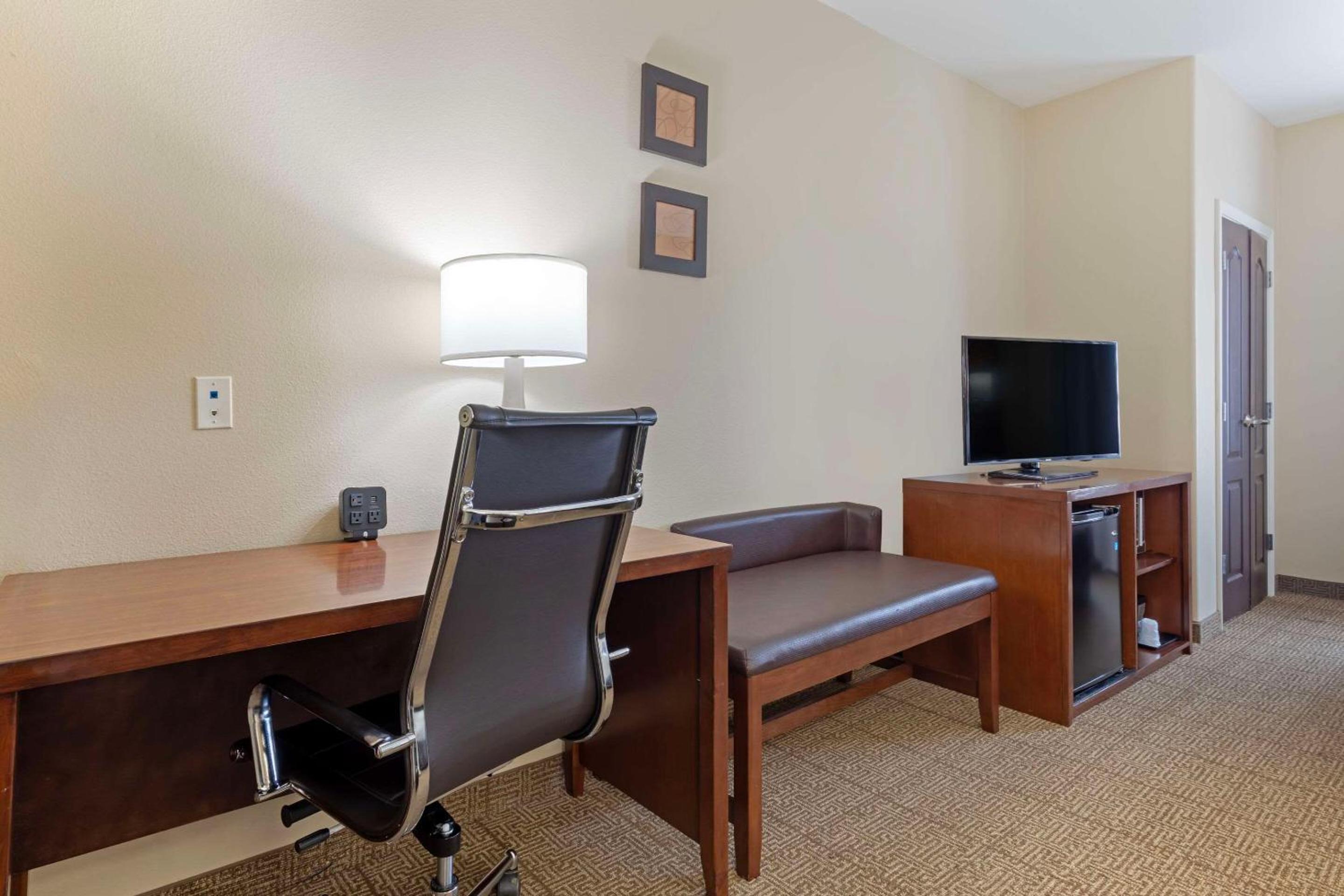 King Suite - Non-Smoking - Photo 4