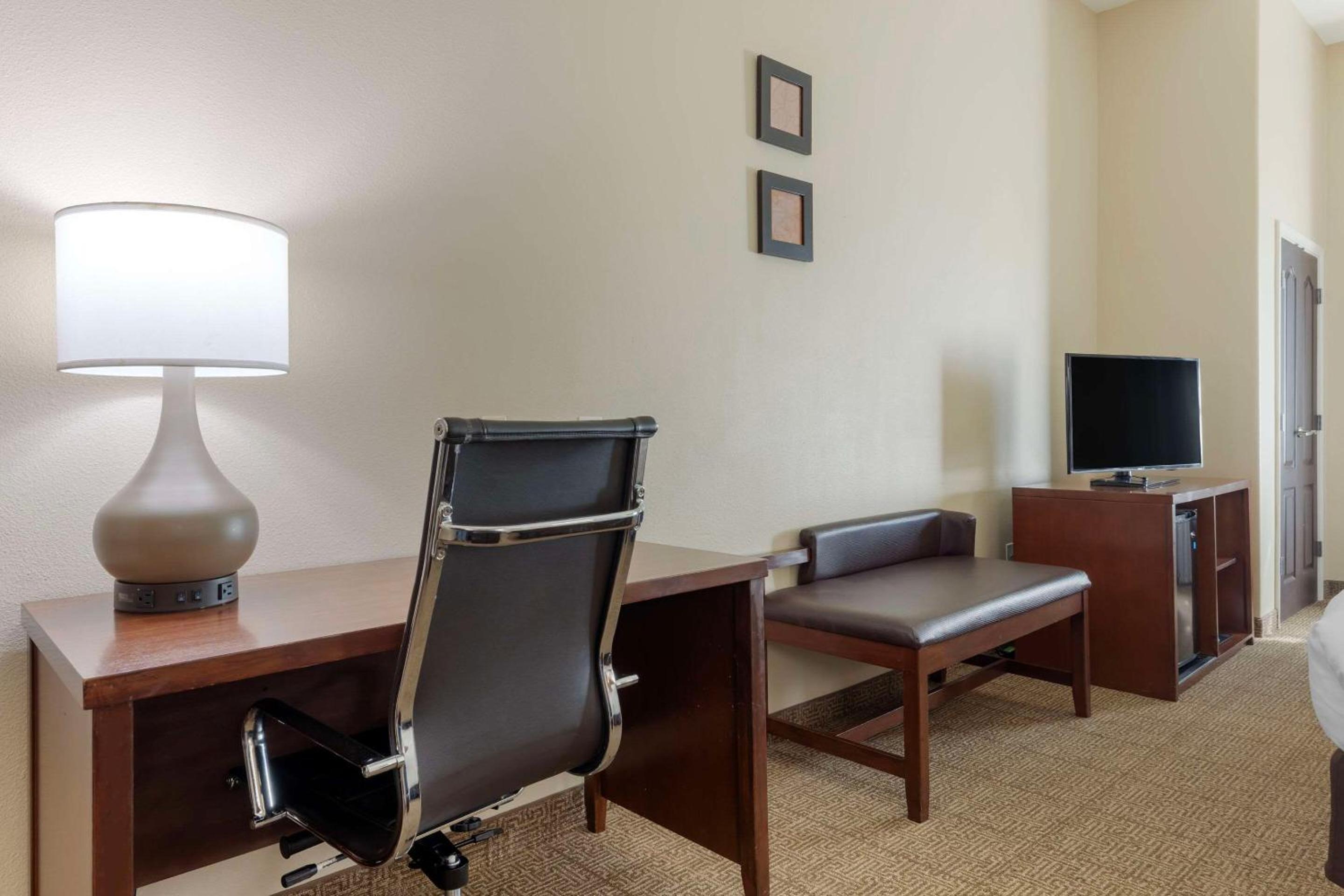 Queen Suite - Non-Smoking - Photo 4