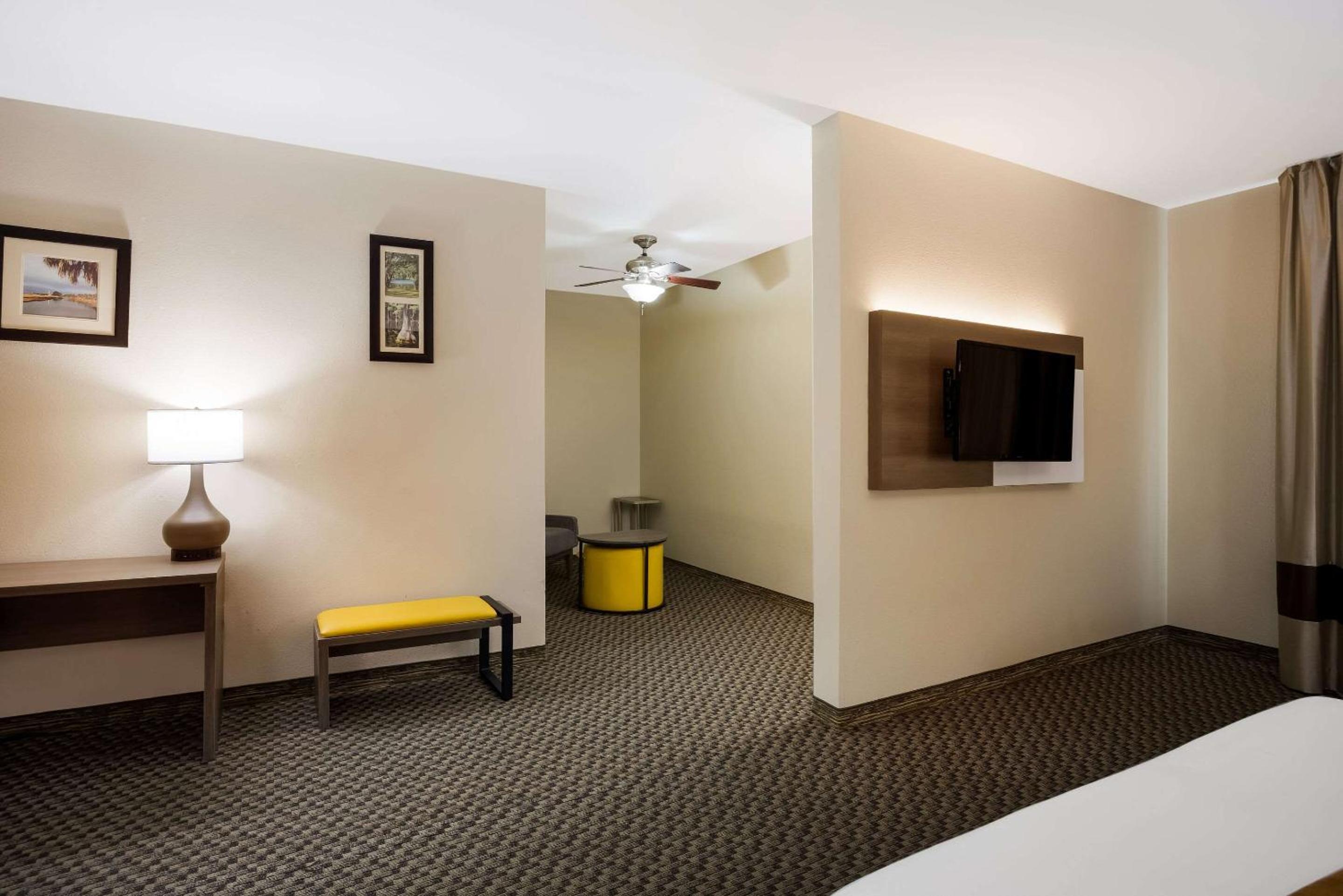 Queen Suite with Two Queen Beds - Non-Smoking photo 3