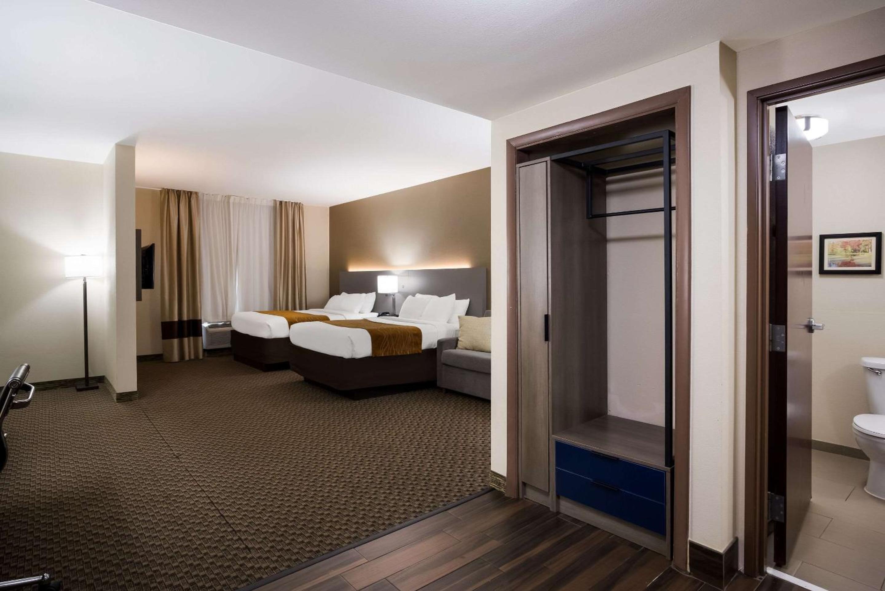Queen Suite with Two Queen Beds - Non-Smoking photo 2