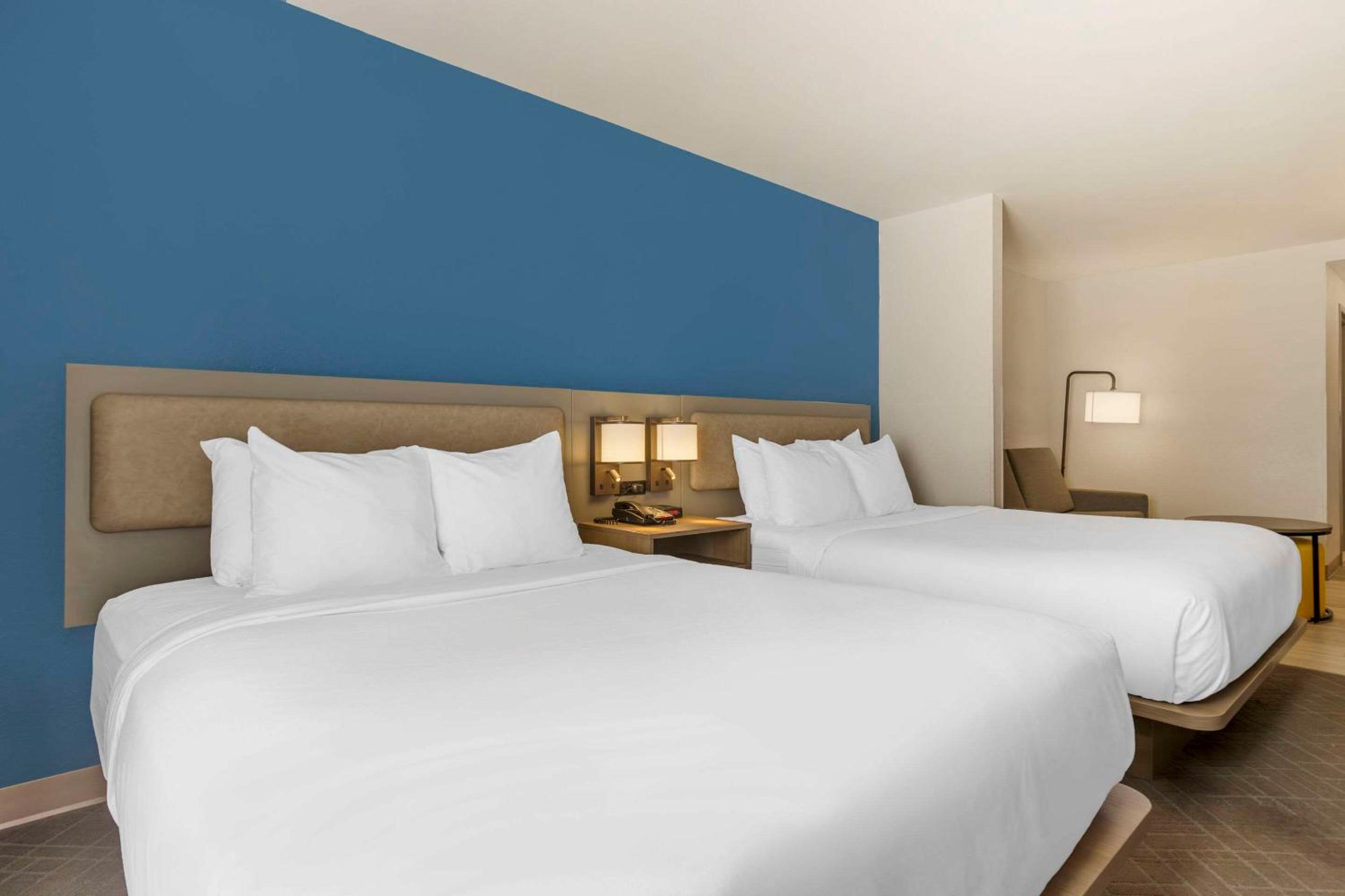 Queen Suite with Two Queen Beds - Non-Smoking photo 1