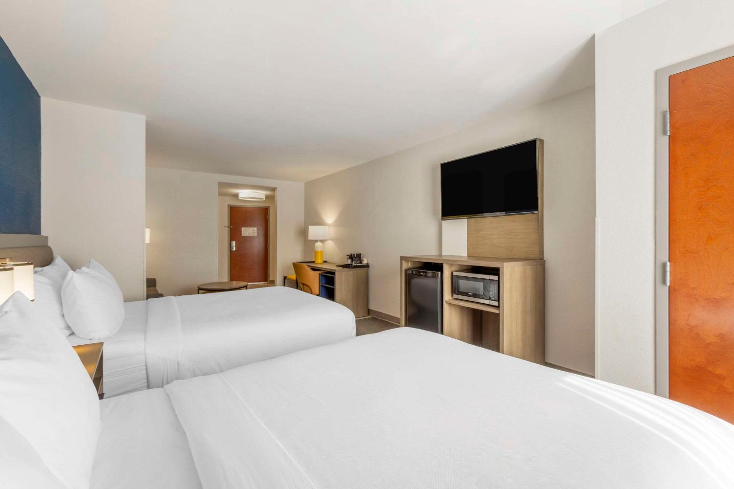 Queen Suite with Two Queen Beds - Non-Smoking photo 3