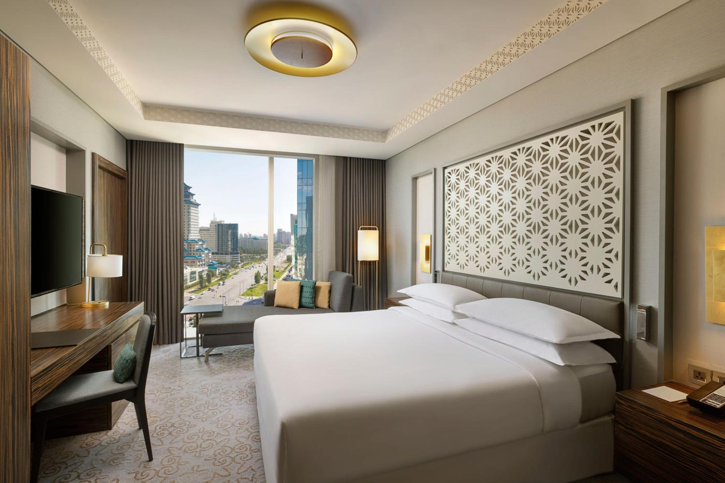 Business Suite with lounge access,1 King, City view