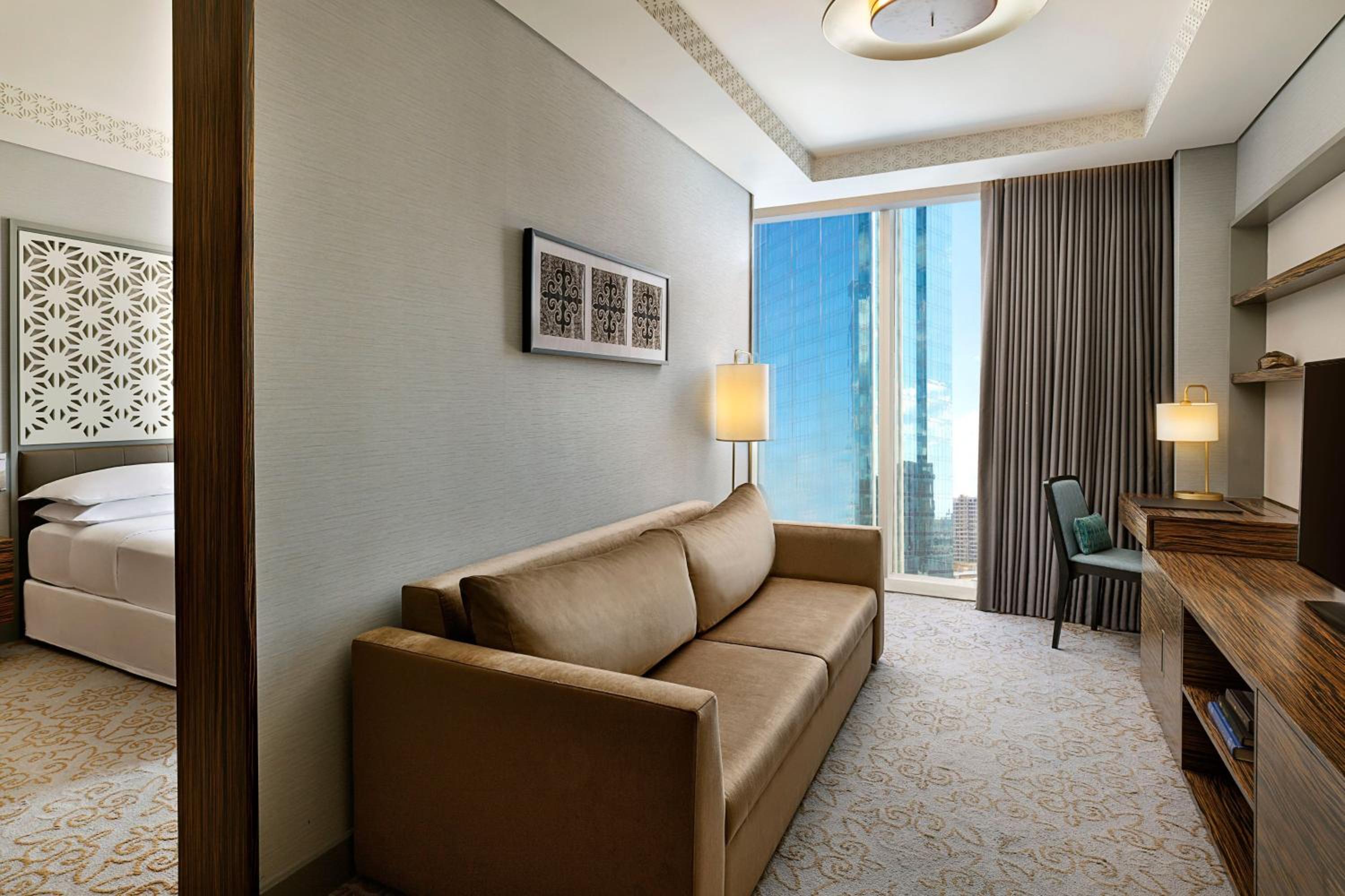Club Suite with lounge access,1 King, Courtyard view