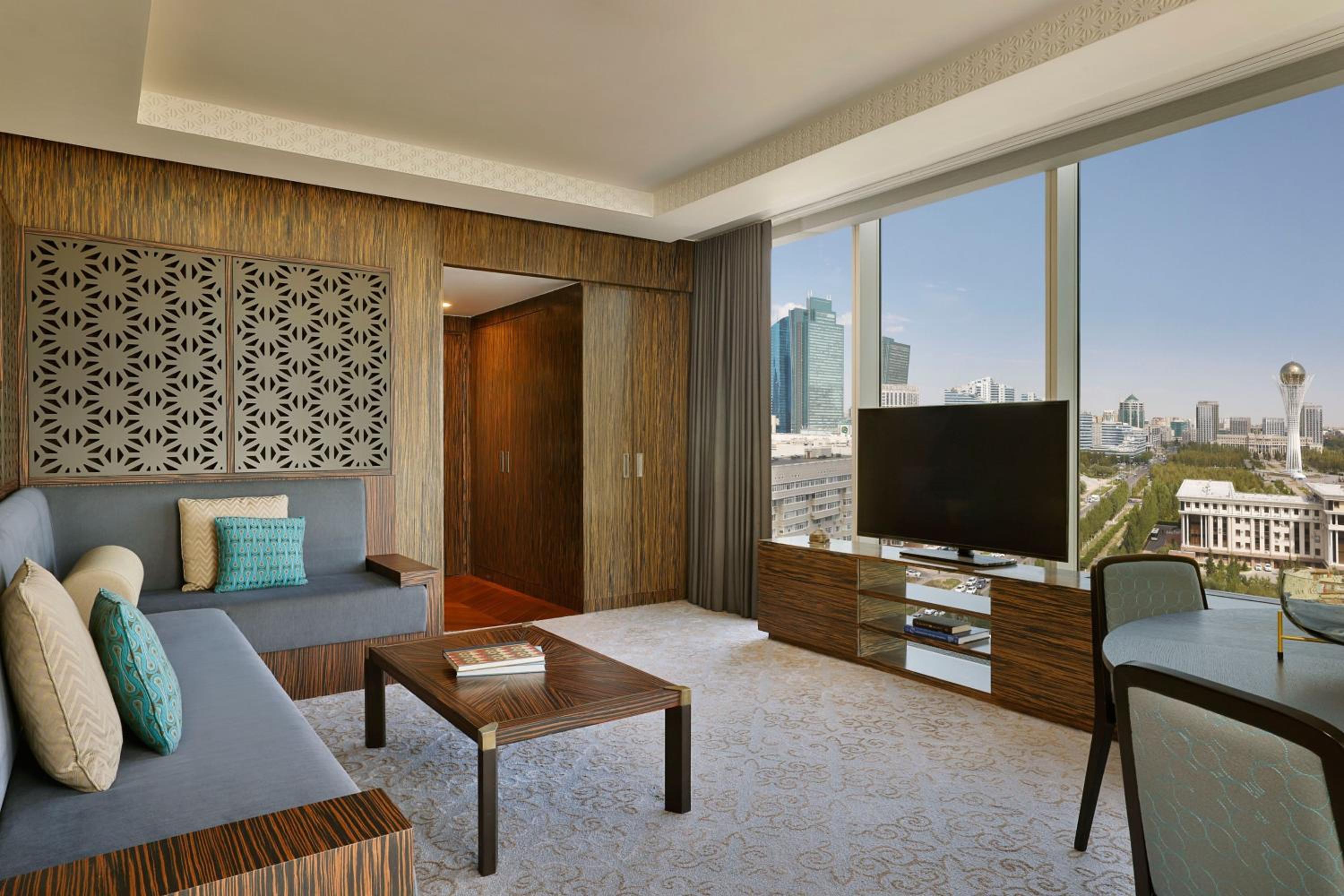 Business Suite with lounge access,1 King, City view photo 3